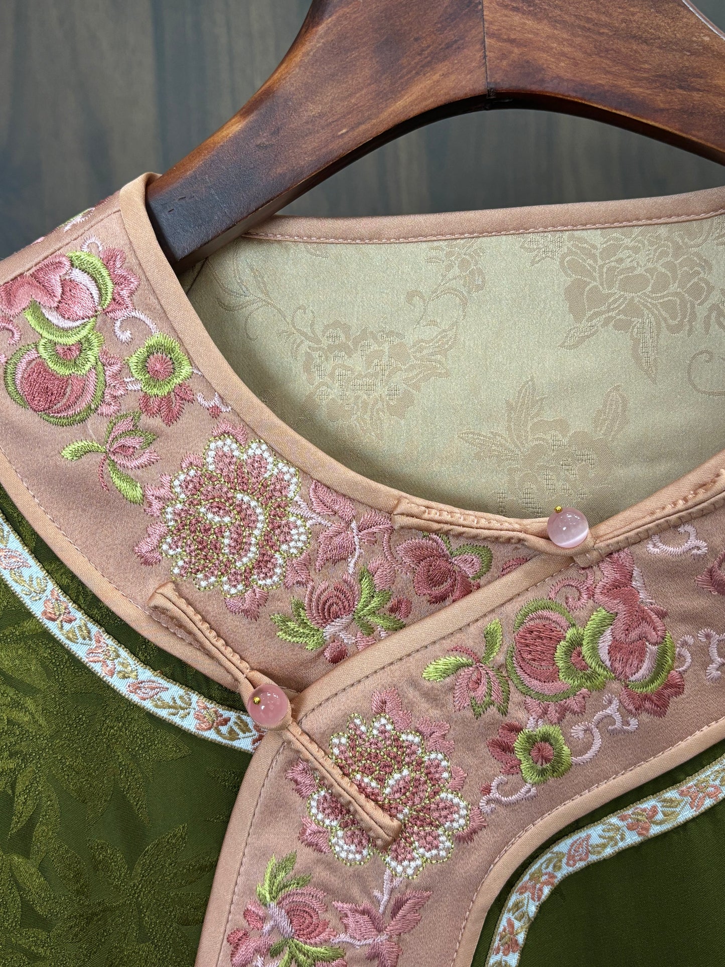 綠色香雲紗手推繡上衣 Green Xiangyunsha Tulle Hand-embroidered Top - Luxe Orienta CO., LIMITED