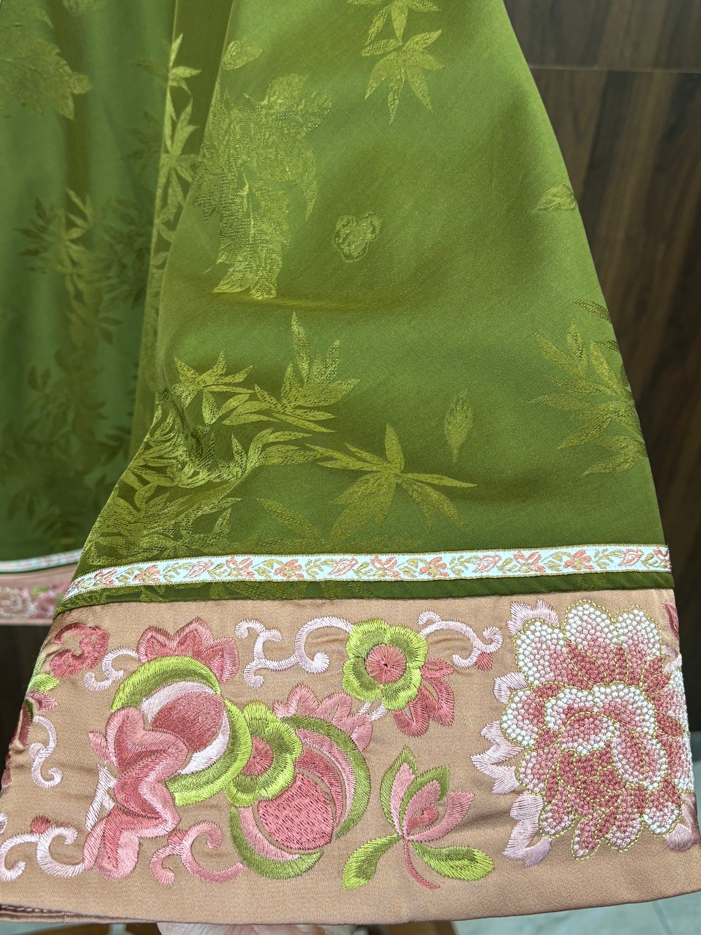 綠色香雲紗手推繡上衣 Green Xiangyunsha Tulle Hand-embroidered Top - Luxe Orienta CO., LIMITED