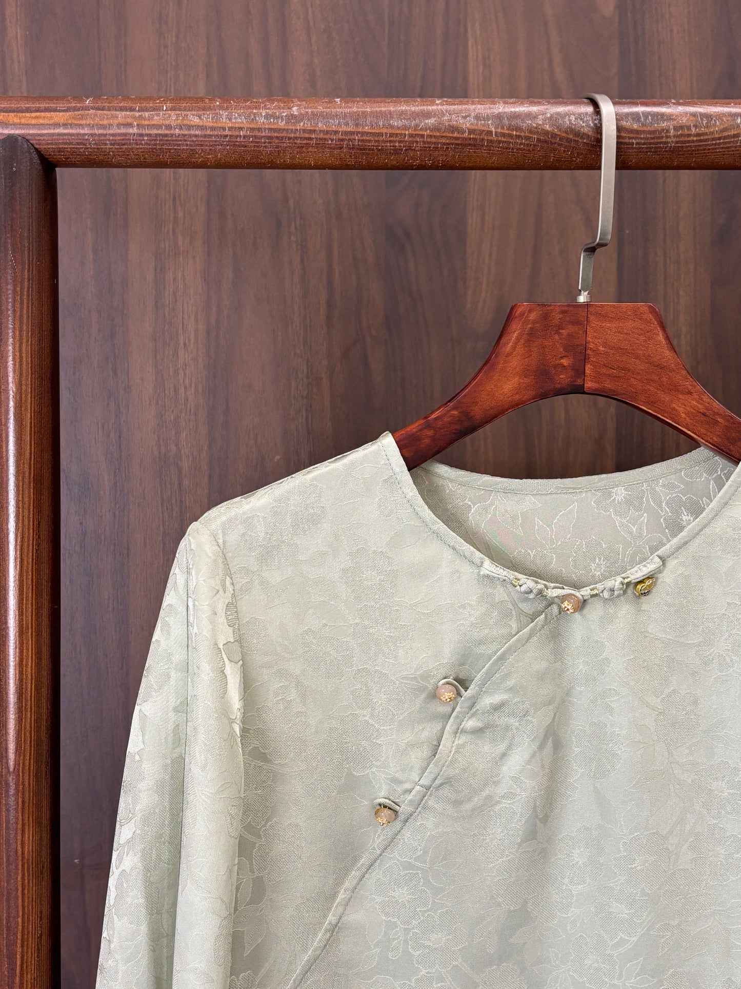 米色桑蠶絲花羅上衣 Beige Silk Floral Luo Top - Luxe Orienta CO., LIMITED