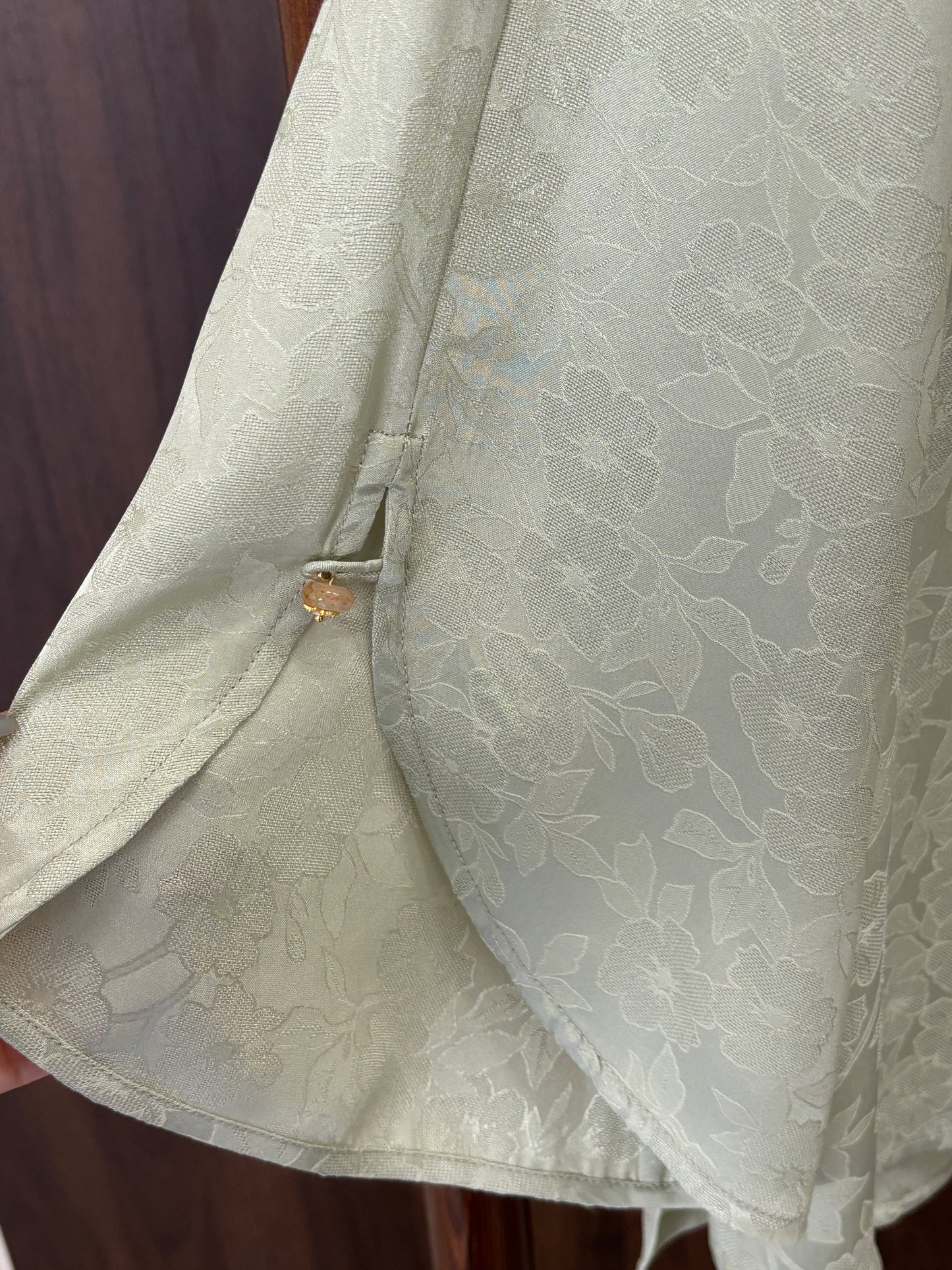 米色桑蠶絲花羅上衣 Beige Silk Floral Luo Top - Luxe Orienta CO., LIMITED
