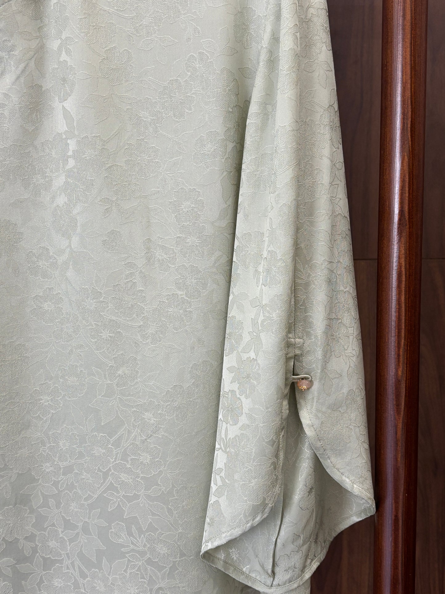米色桑蠶絲花羅上衣 Beige Silk Floral Luo Top - Luxe Orienta CO., LIMITED