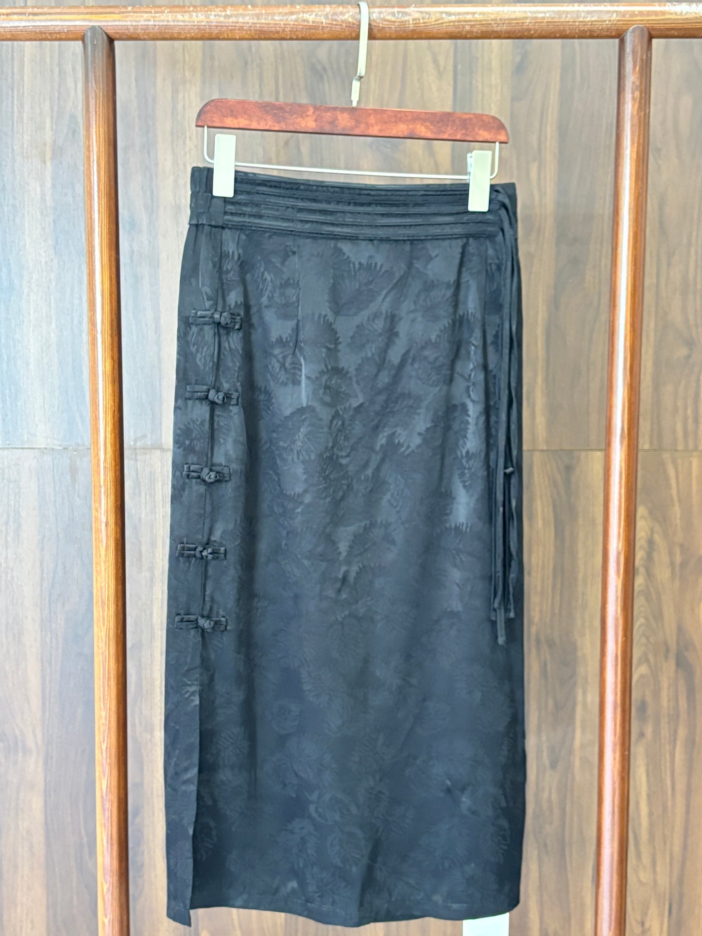 黑色真絲亞麻半裙 Black Silk-Linen Midi Skirt - Luxe Orienta CO., LIMITED