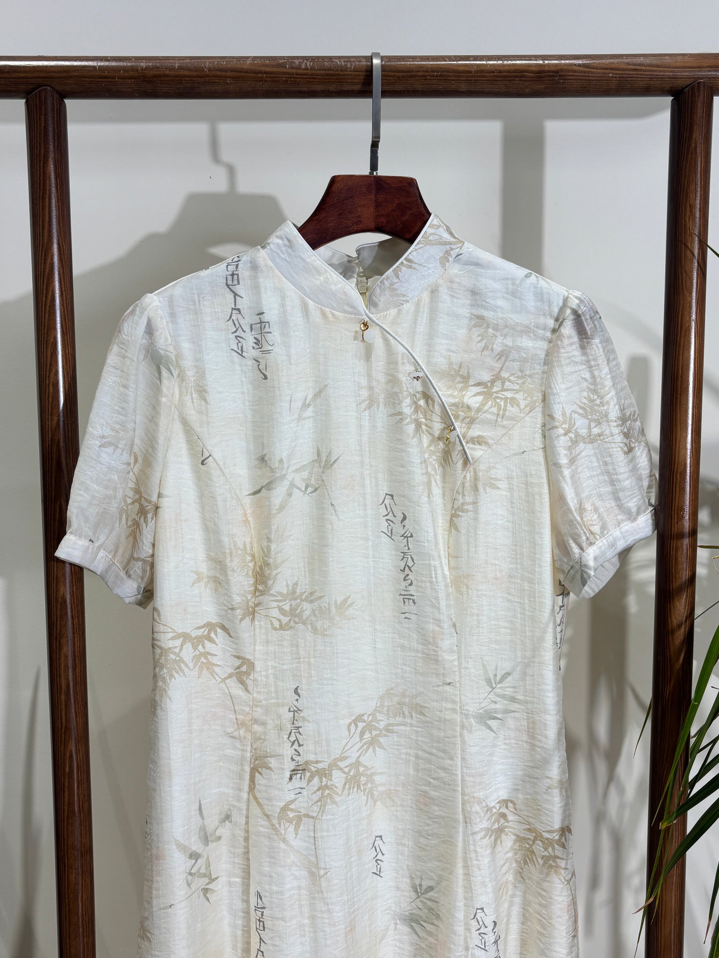 白色竹葉印花改良版旗袍 White Bamboo Print Modern Qipao - Luxe Orienta CO., LIMITED
