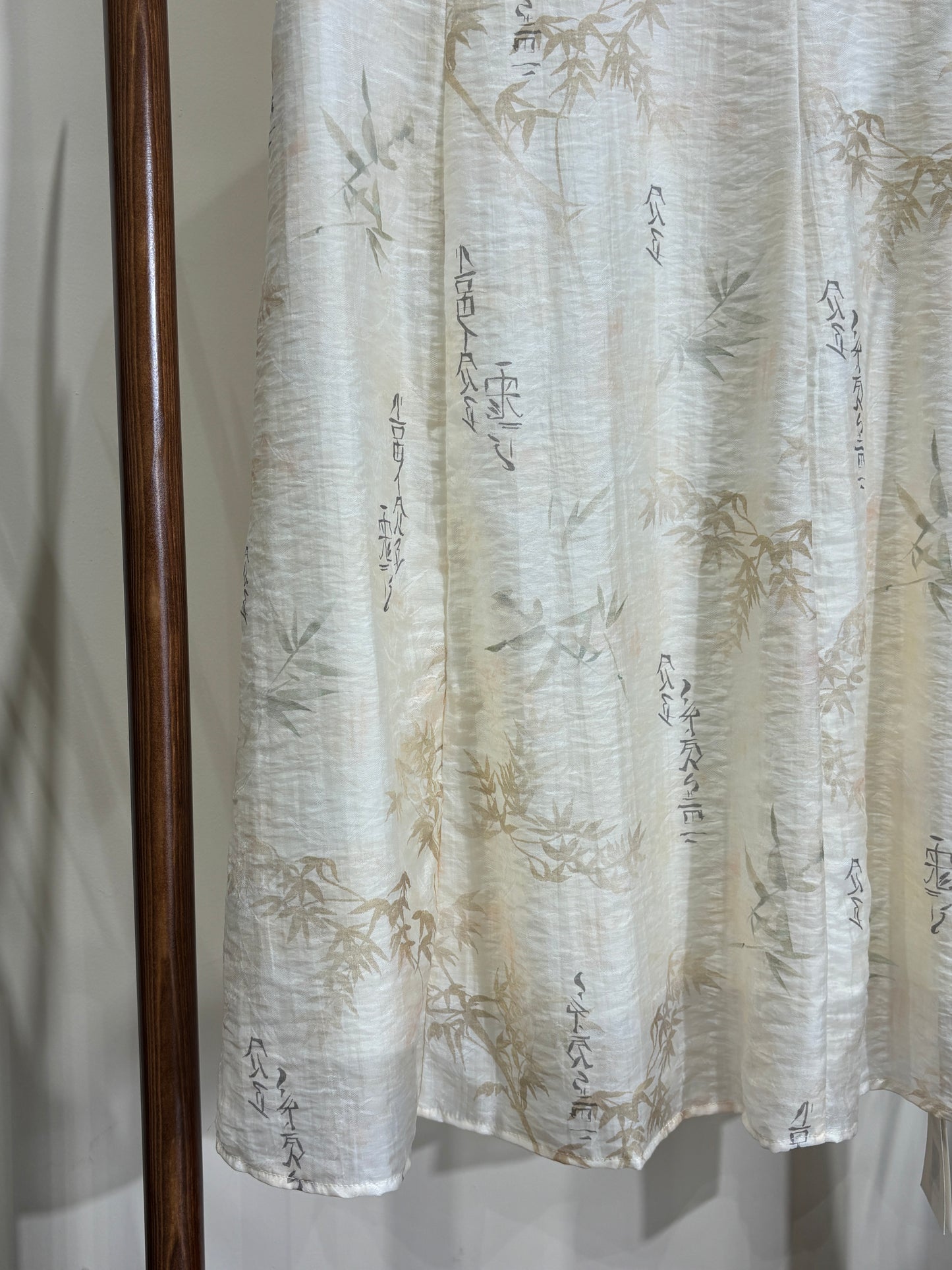 白色竹葉印花改良版旗袍 White Bamboo Print Modern Qipao - Luxe Orienta CO., LIMITED