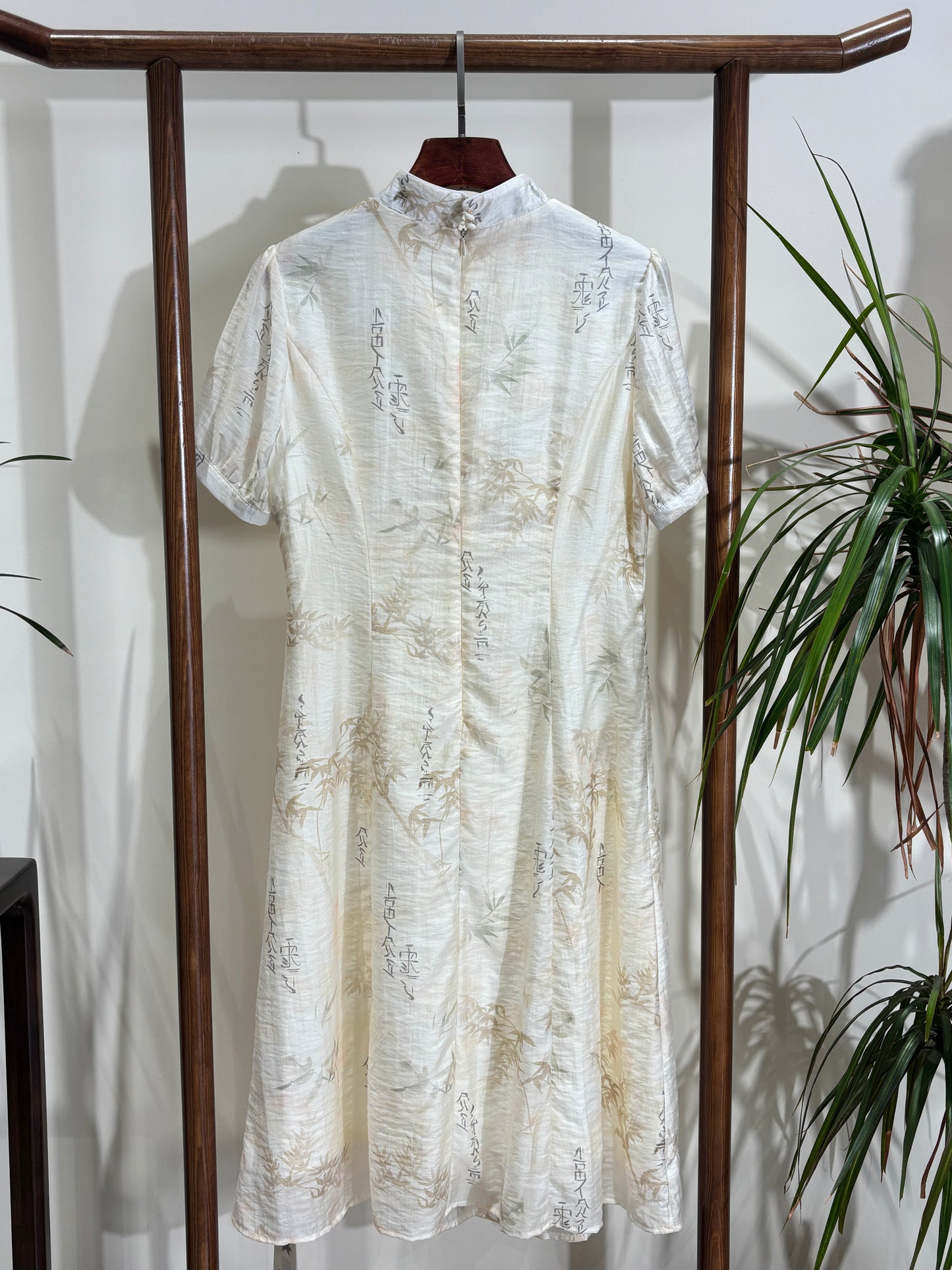 白色竹葉印花改良版旗袍 White Bamboo Print Modern Qipao - Luxe Orienta CO., LIMITED
