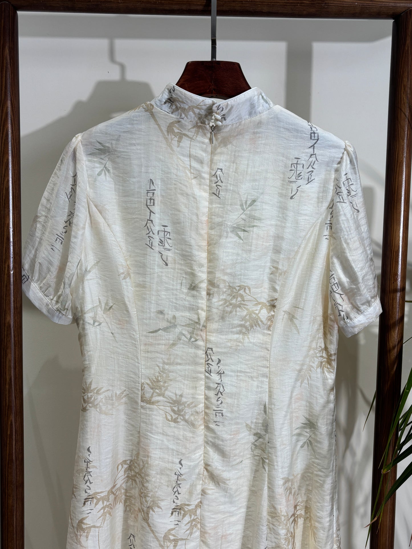 白色竹葉印花改良版旗袍 White Bamboo Print Modern Qipao - Luxe Orienta CO., LIMITED