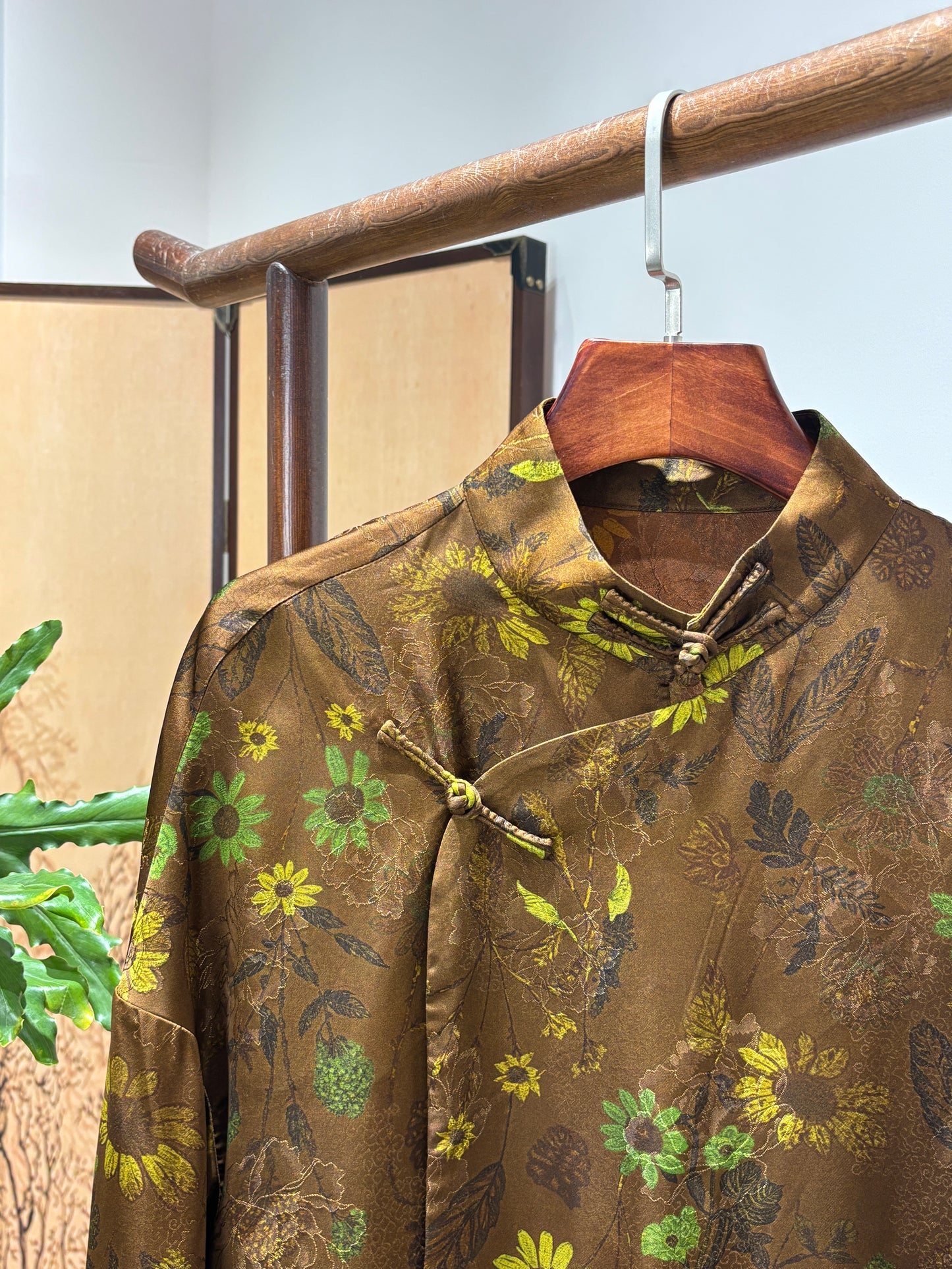 Xiangyunsha Daisy Blouse – Modern Elegance with Cultural Heritage