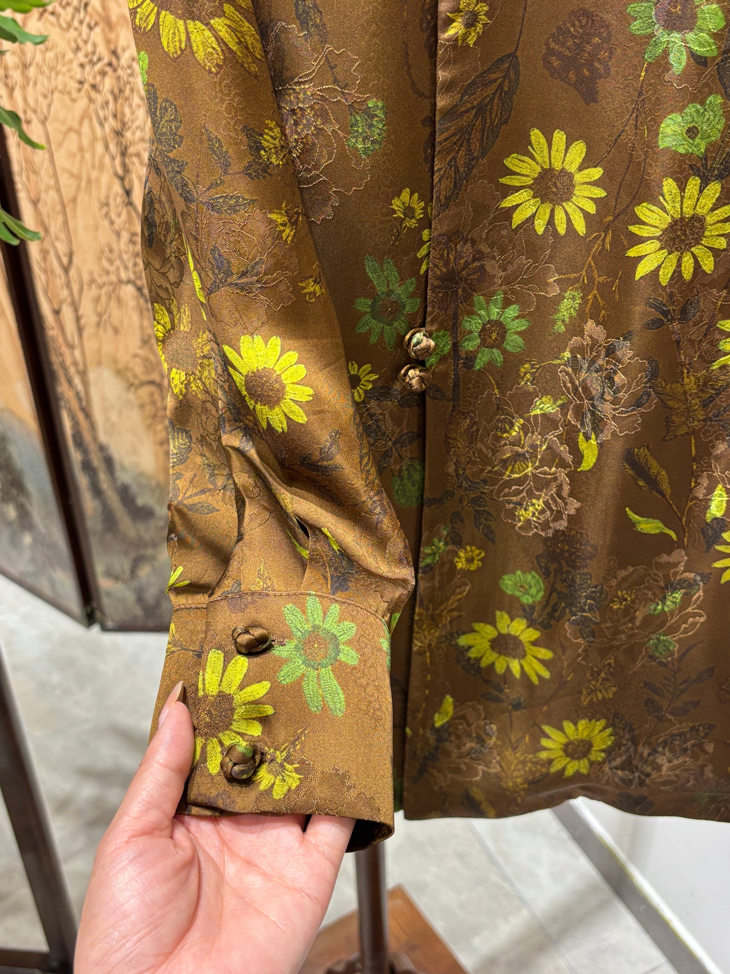 Xiangyunsha Daisy Blouse – Modern Elegance with Cultural Heritage