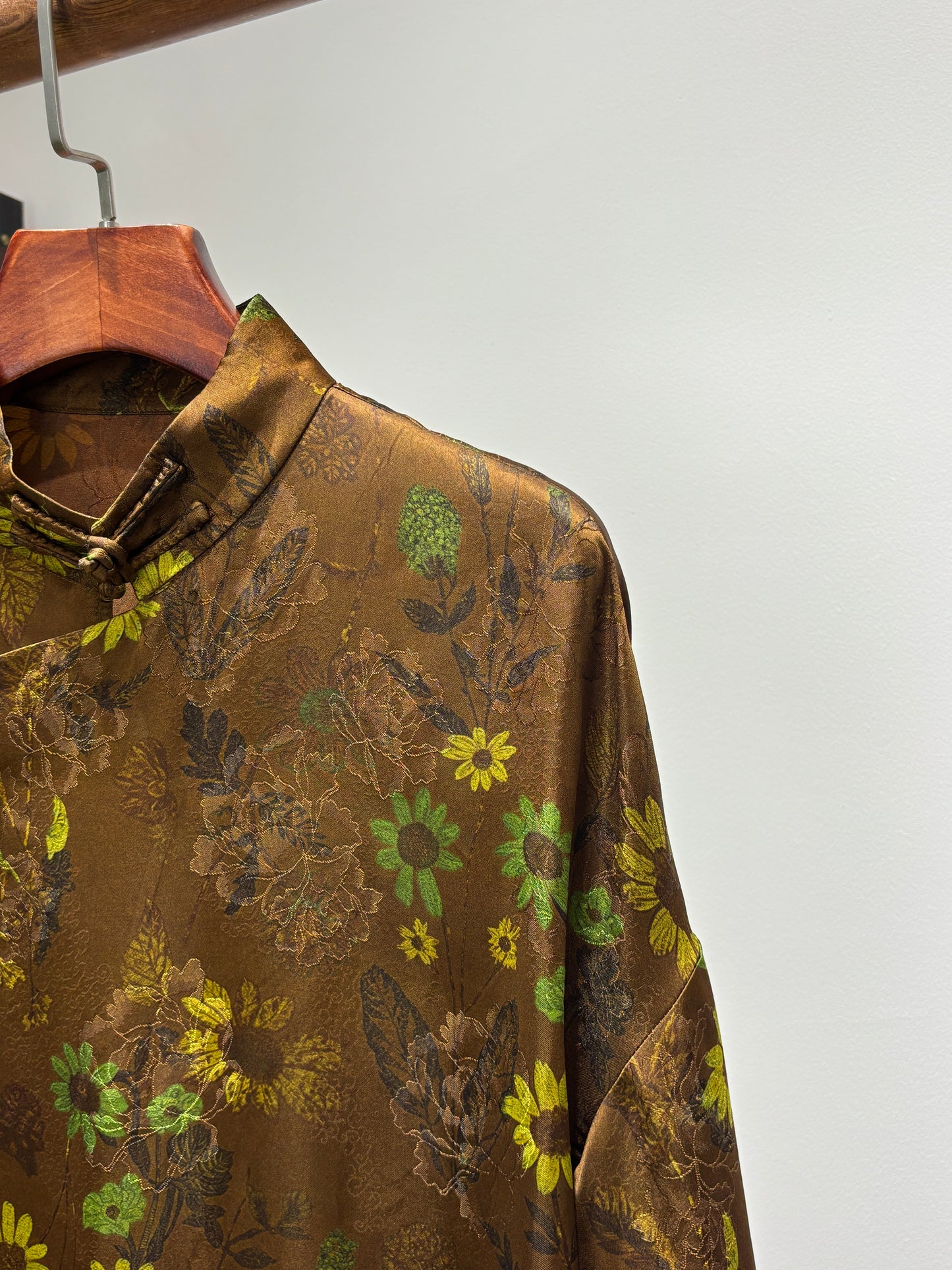 Xiangyunsha Daisy Blouse – Modern Elegance with Cultural Heritage