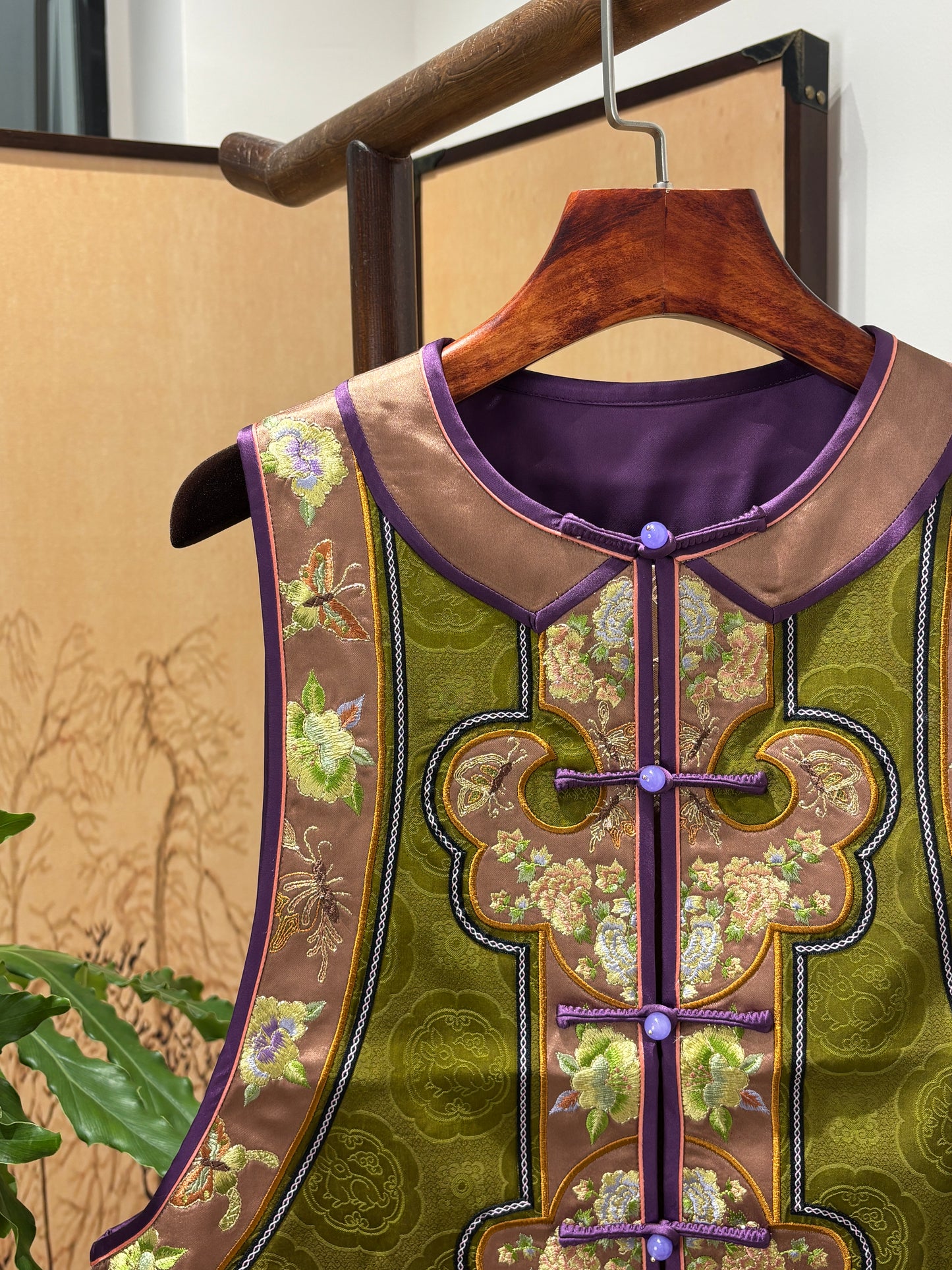 Green Heritage Xiangyunsha Embroidered Vest | Luxe Orienta Modern Chinese Luxury Vest