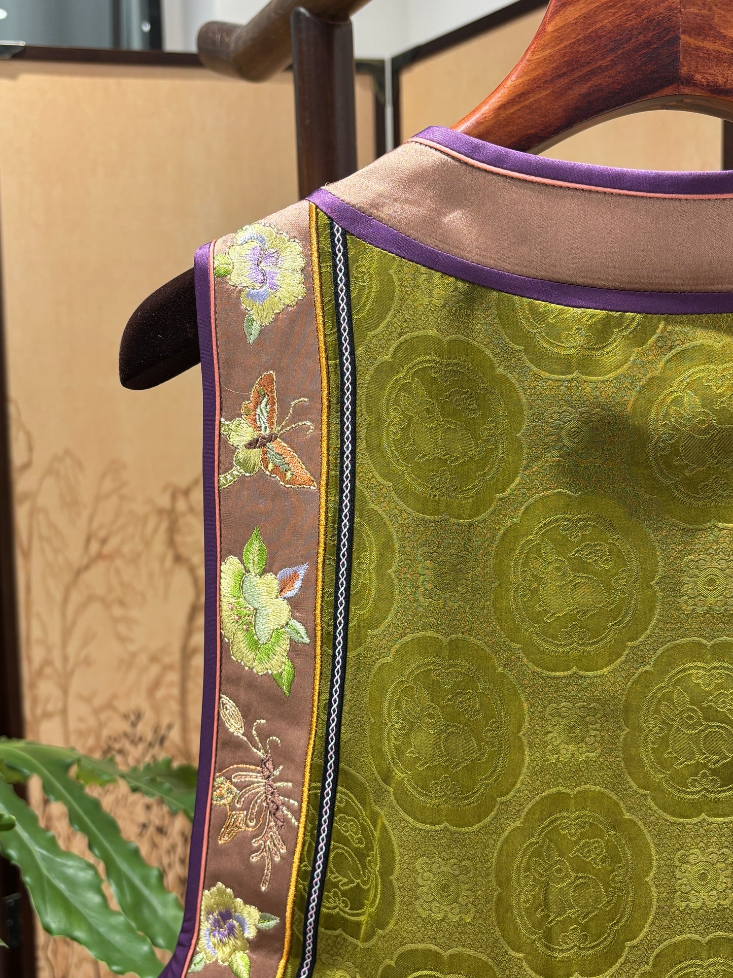 Green Heritage Xiangyunsha Embroidered Vest | Luxe Orienta Modern Chinese Luxury Vest
