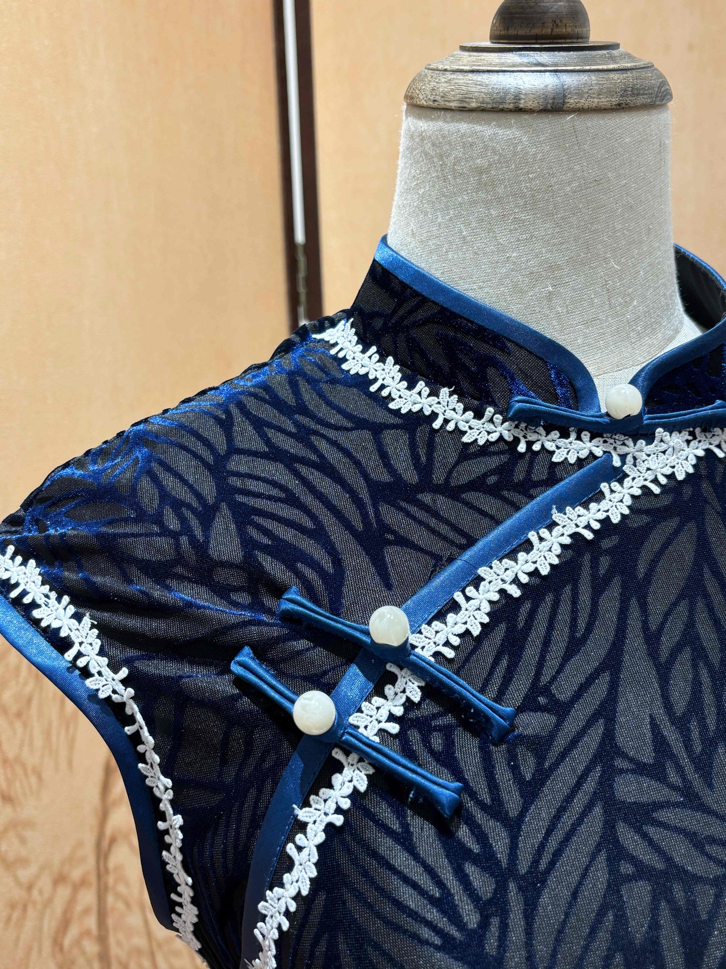 Decorative Screen & Floral Velvet Qipao | LUXE ORIENTA Modern Chinese Elegance
