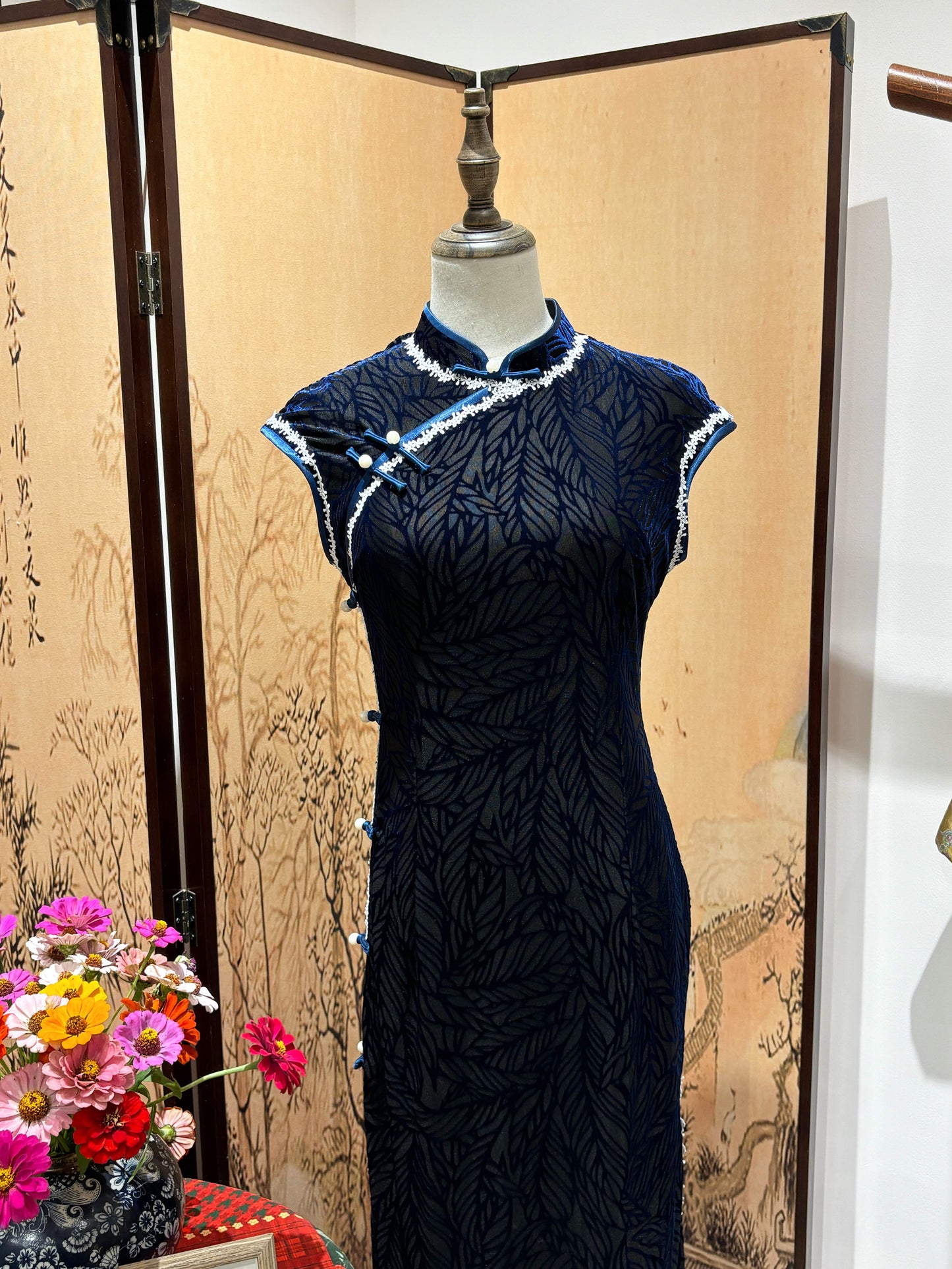 Decorative Screen & Floral Velvet Qipao | LUXE ORIENTA Modern Chinese Elegance