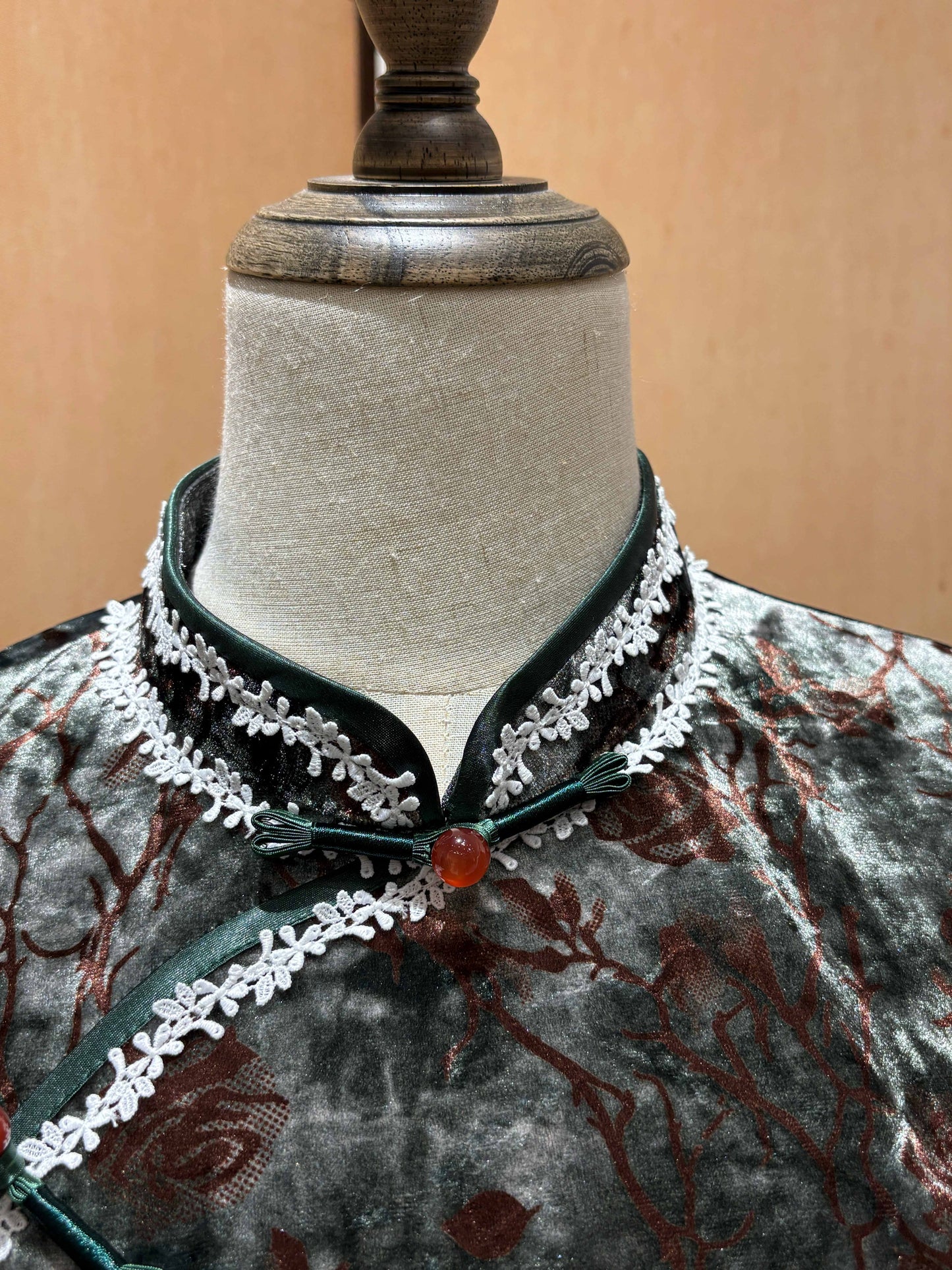 Decorative Screen & Floral Velvet Qipao | LUXE ORIENTA Modern Chinese Elegance