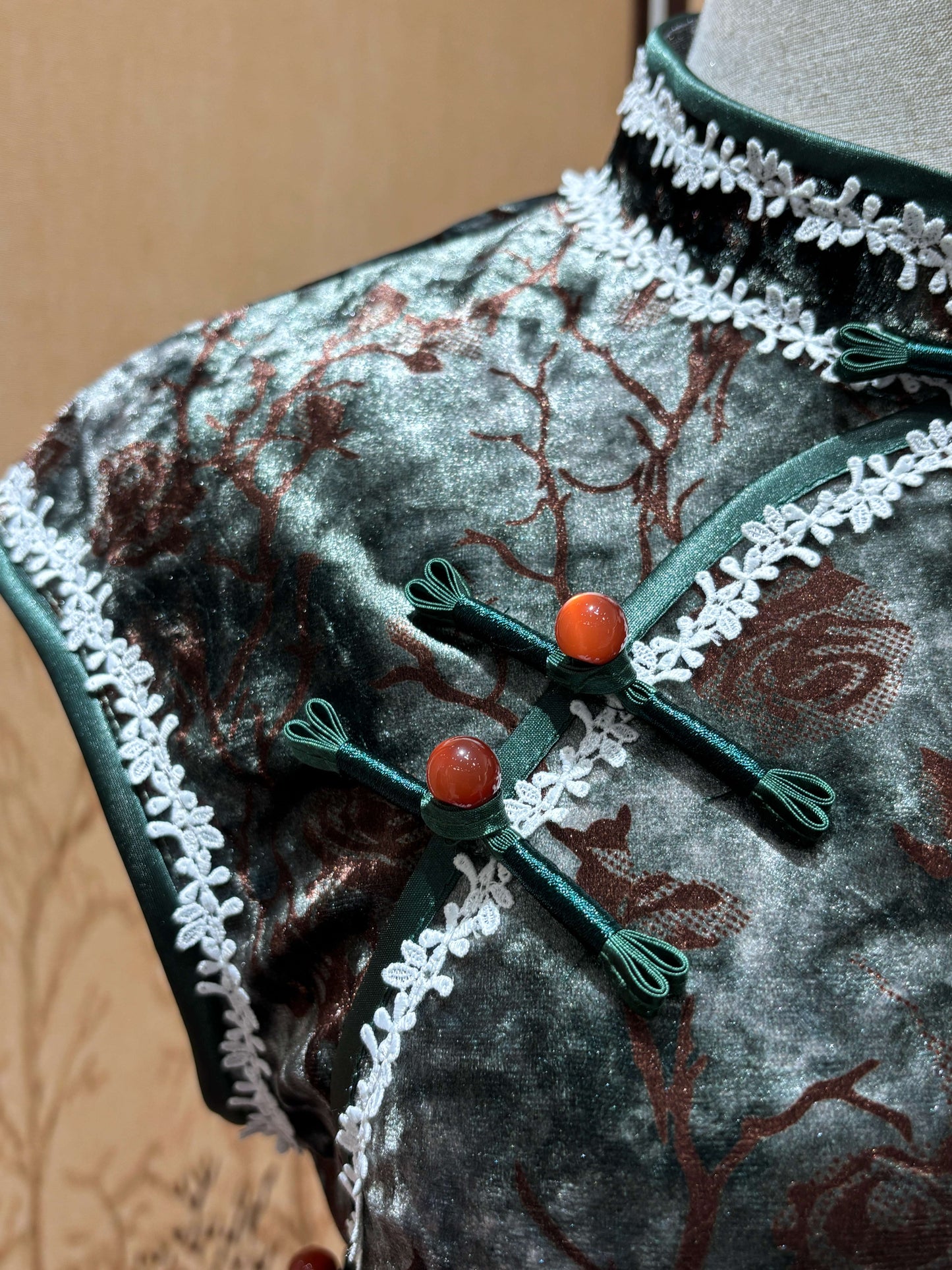 Decorative Screen & Floral Velvet Qipao | LUXE ORIENTA Modern Chinese Elegance