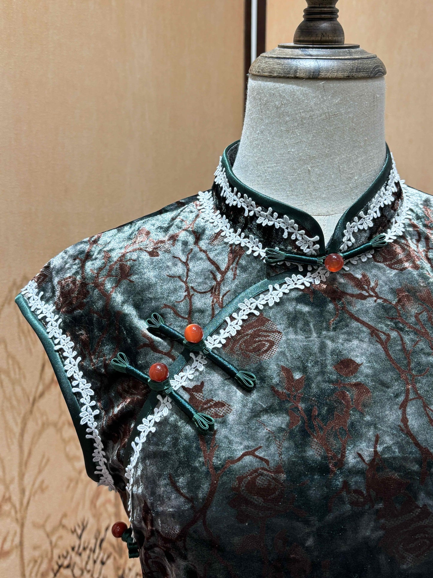 Decorative Screen & Floral Velvet Qipao | LUXE ORIENTA Modern Chinese Elegance