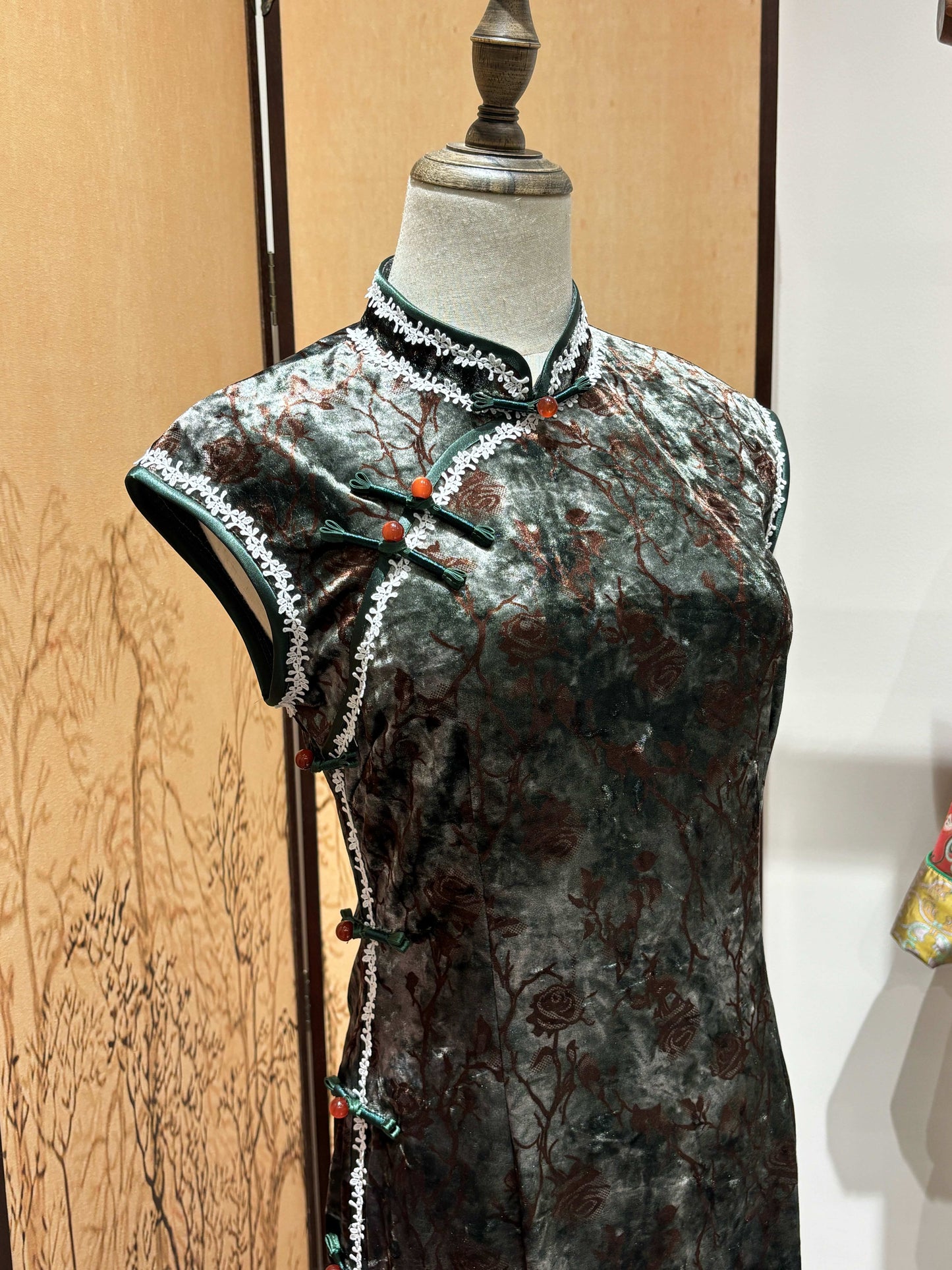 Decorative Screen & Floral Velvet Qipao | LUXE ORIENTA Modern Chinese Elegance