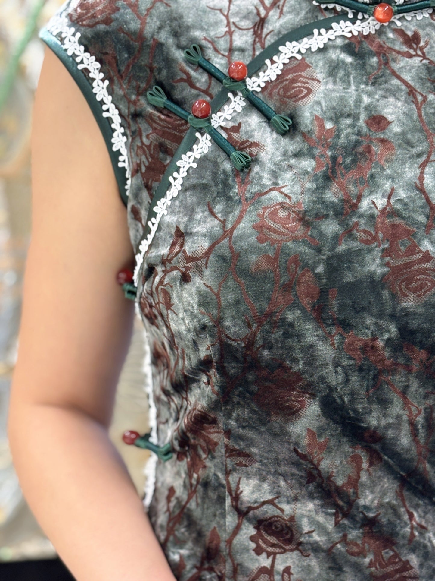 Decorative Screen & Floral Velvet Qipao | LUXE ORIENTA Modern Chinese Elegance