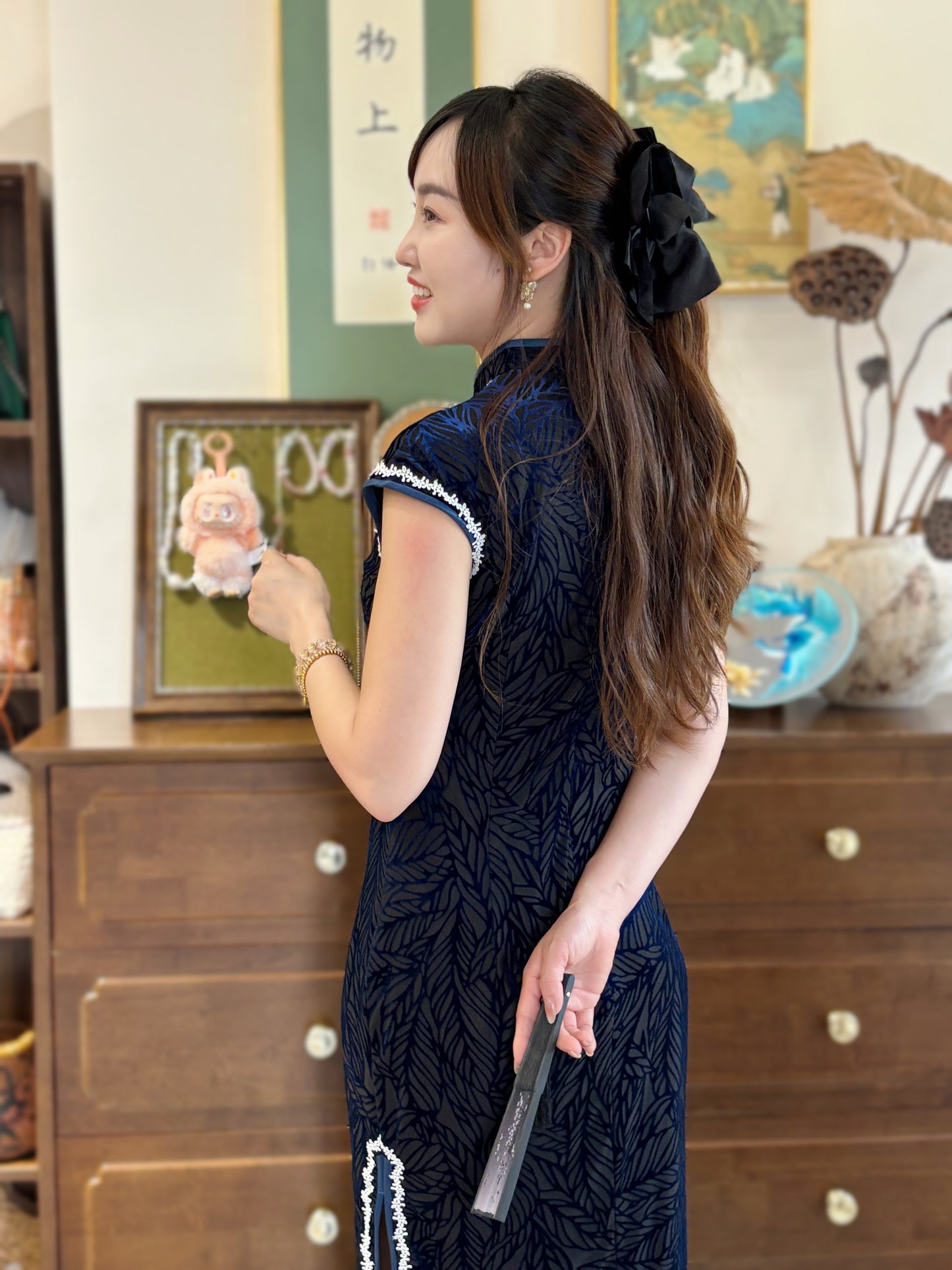 Decorative Screen & Floral Velvet Qipao | LUXE ORIENTA Modern Chinese Elegance