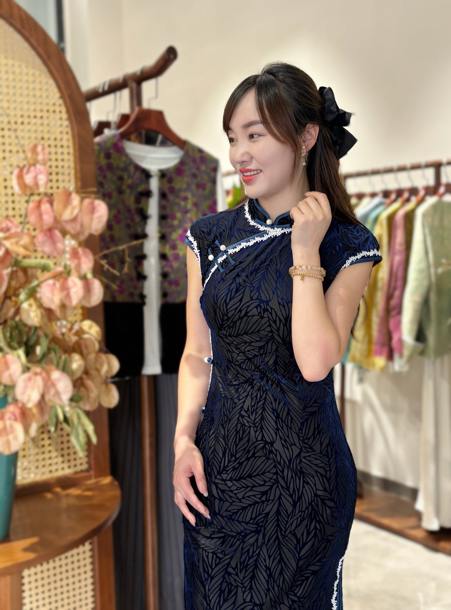 Decorative Screen & Floral Velvet Qipao | LUXE ORIENTA Modern Chinese Elegance