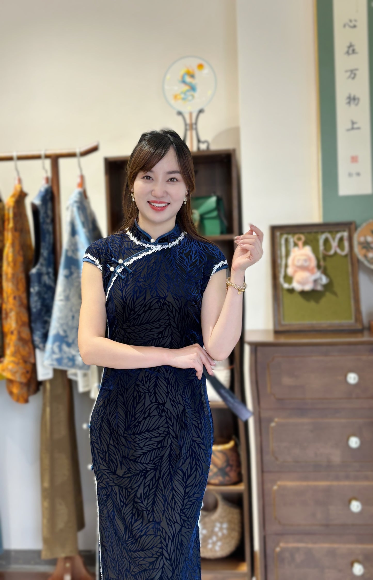 Decorative Screen & Floral Velvet Qipao | LUXE ORIENTA Modern Chinese Elegance