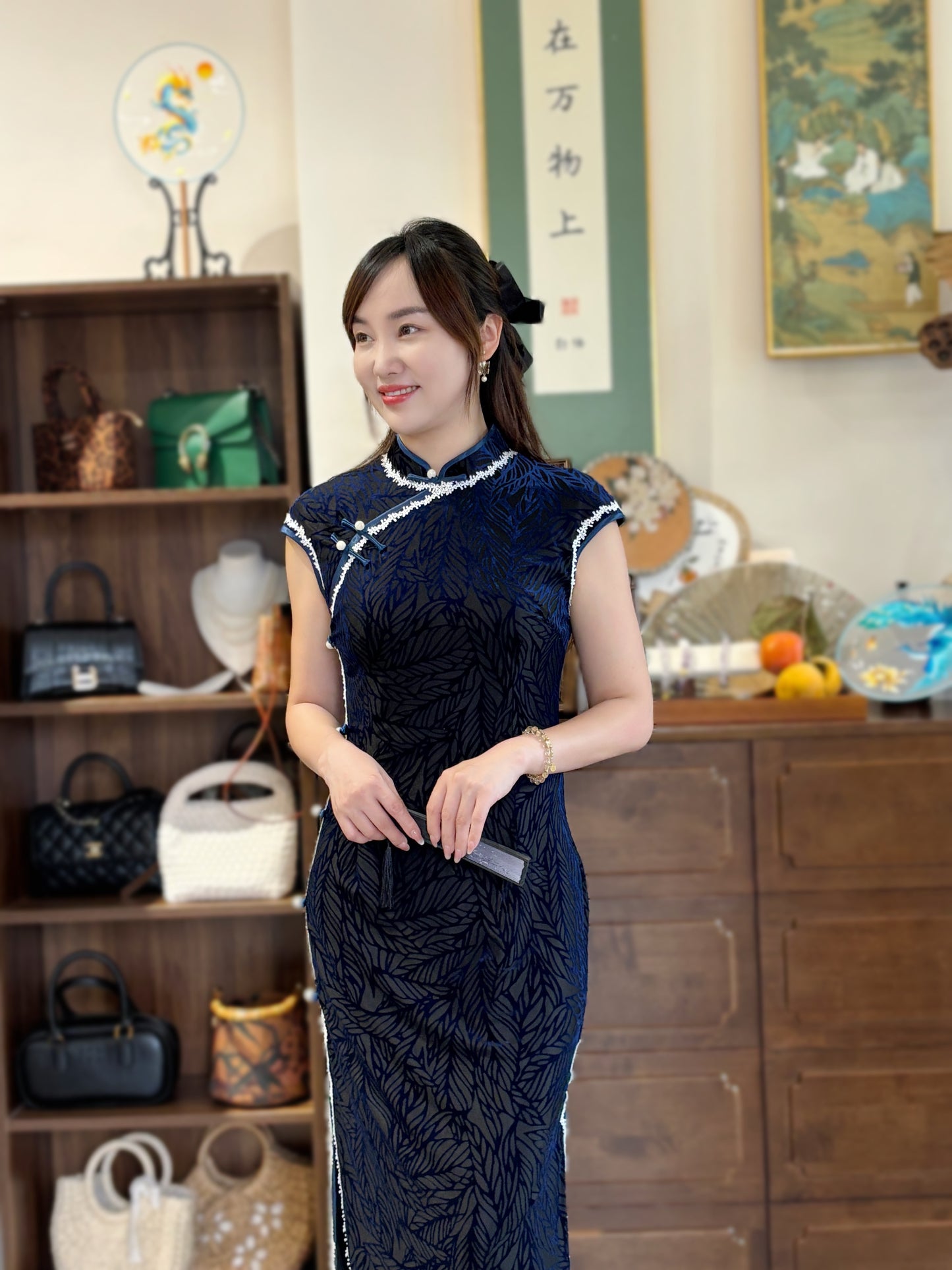 Decorative Screen & Floral Velvet Qipao | LUXE ORIENTA Modern Chinese Elegance