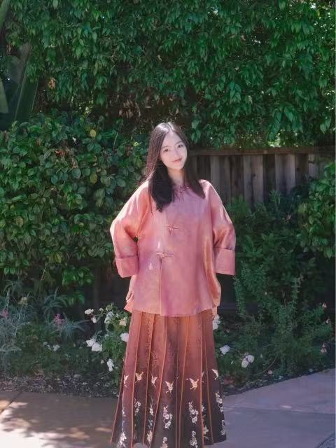  Review: Silk Brocade Top & Gradient Xiangyunsha Mamian Skirt