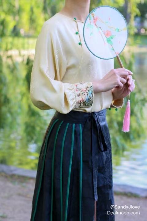 Lady wearing Silk blouse matching the xiangyunsha silk mamianqun skirt 