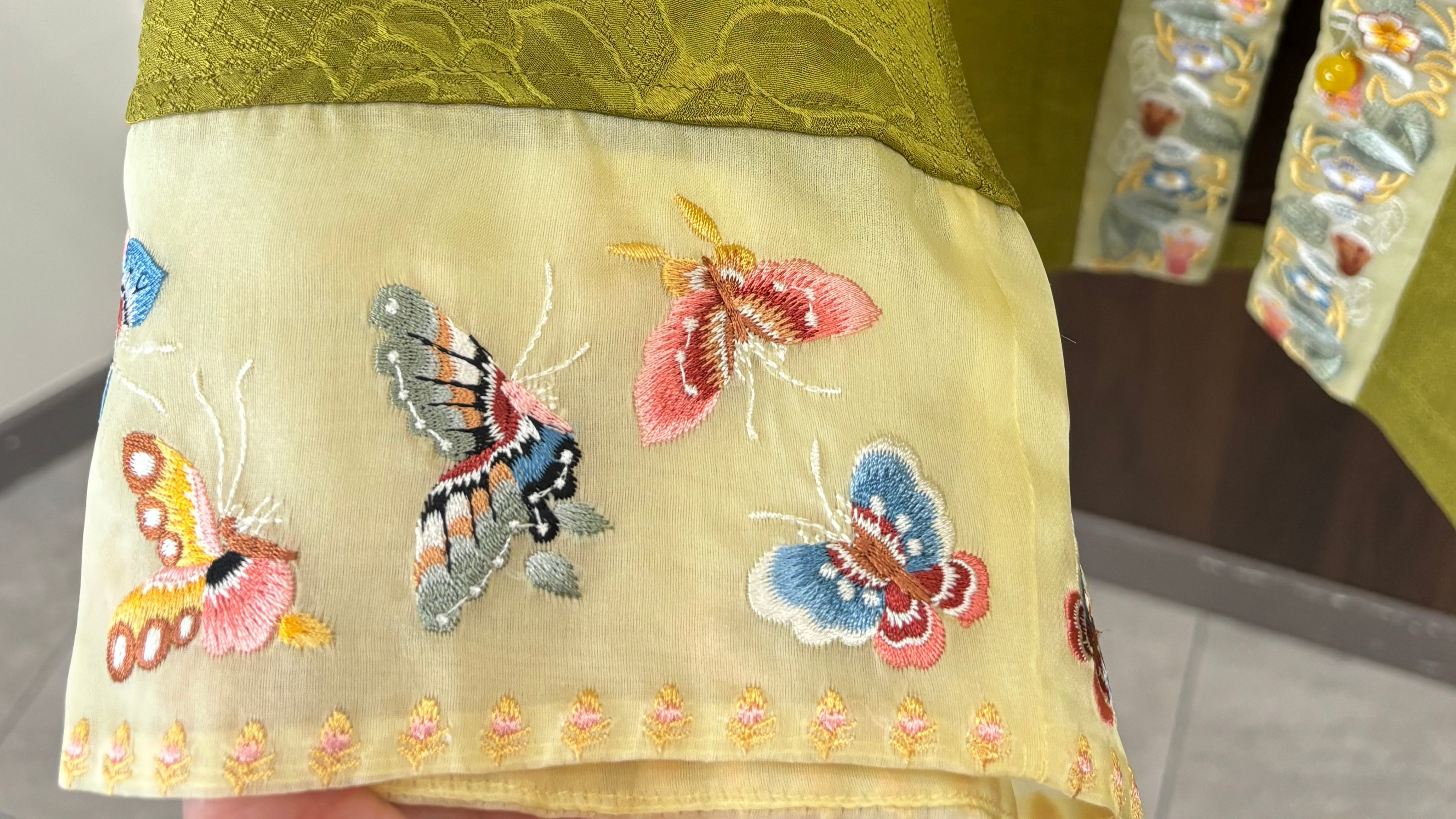 綠色香雲紗刺繡上衣 Green Xiangyunsha Tulle Embroidered Top - Luxe Orienta CO., LIMITED