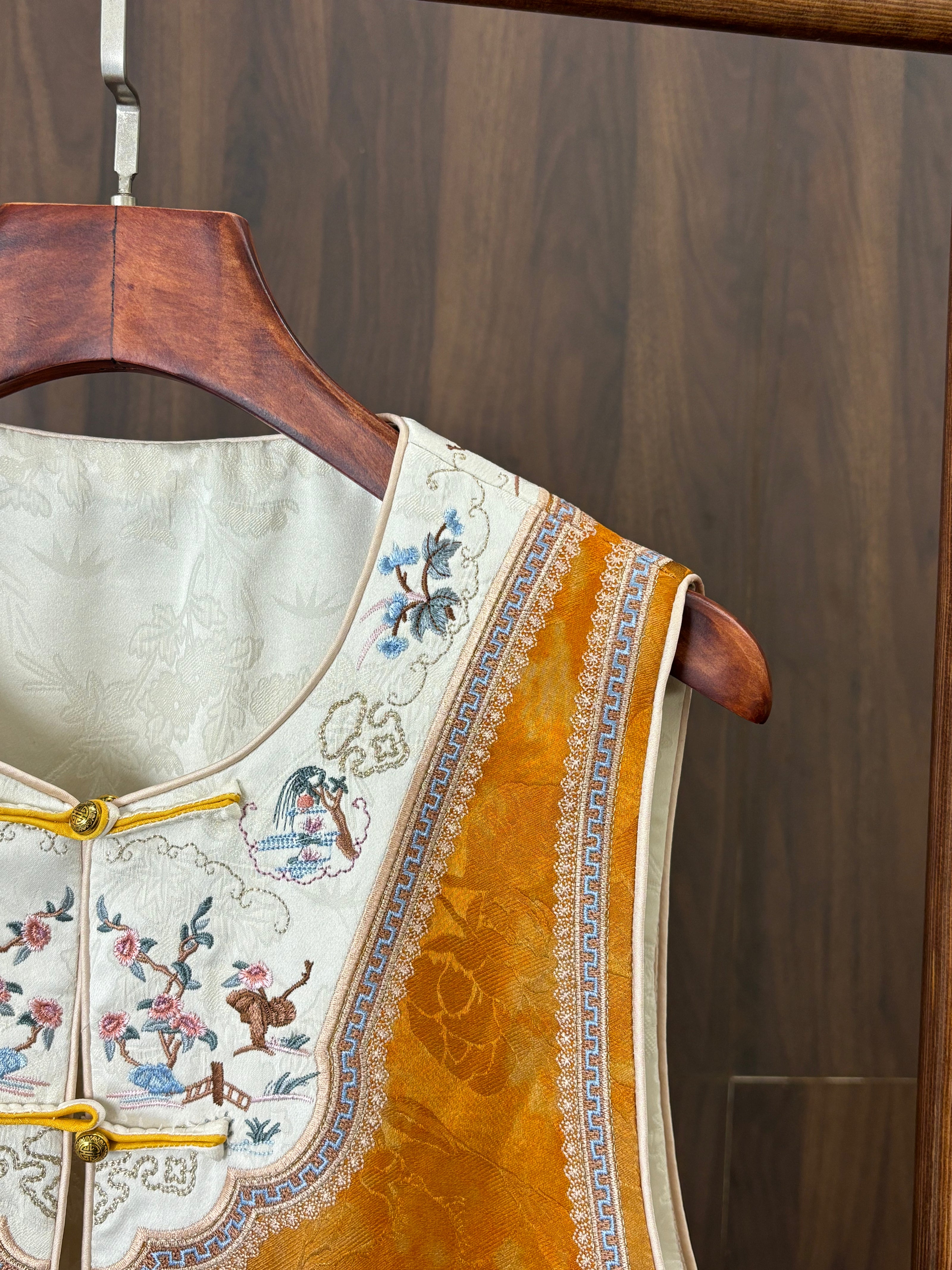黃色宋錦刺繡雙面穿馬甲 Yellow Songjin Embroidered Reversible Vest - Luxe Orienta CO., LIMITED