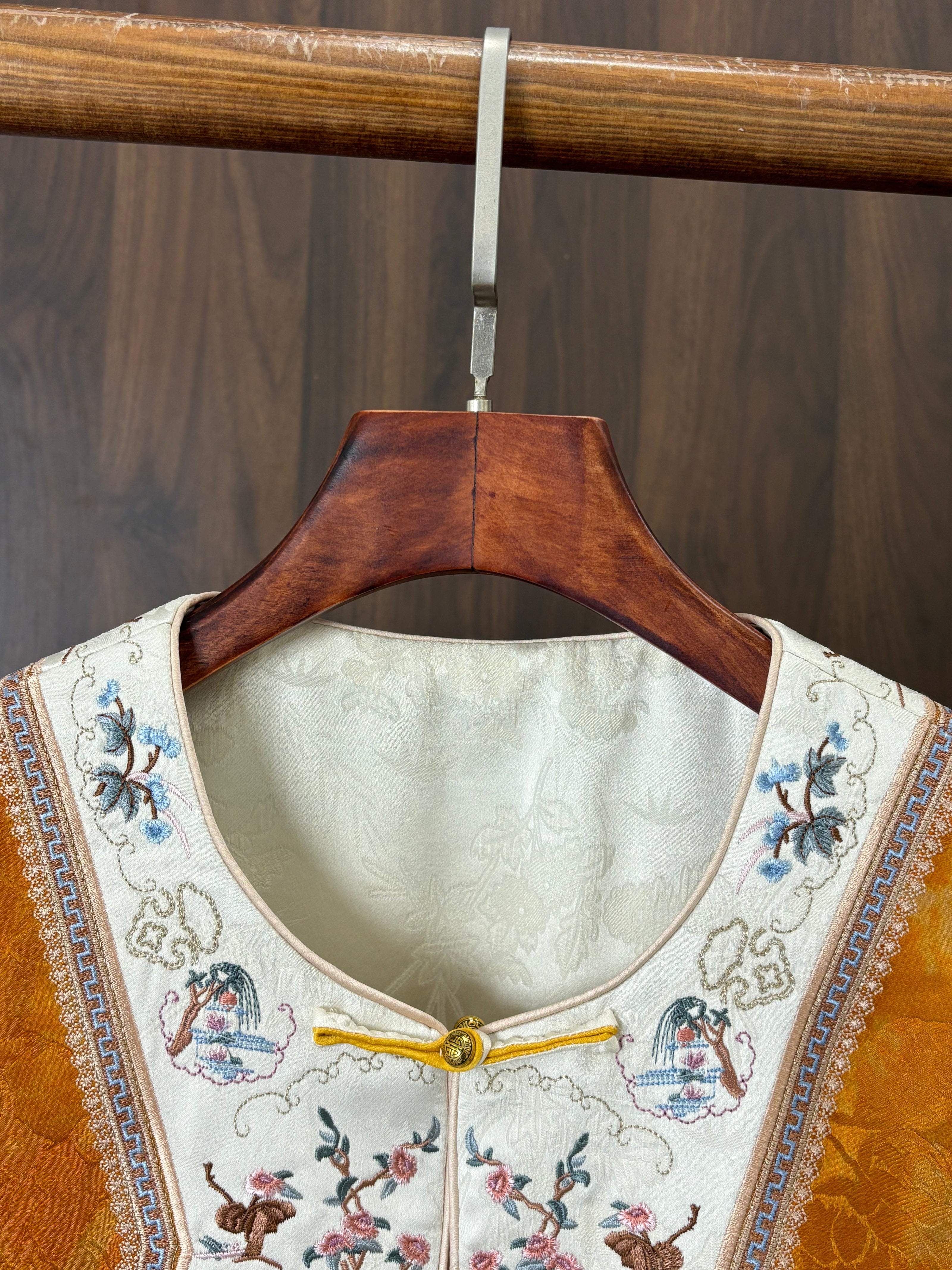 黃色宋錦刺繡雙面穿馬甲 Yellow Songjin Embroidered Reversible Vest - Luxe Orienta CO., LIMITED