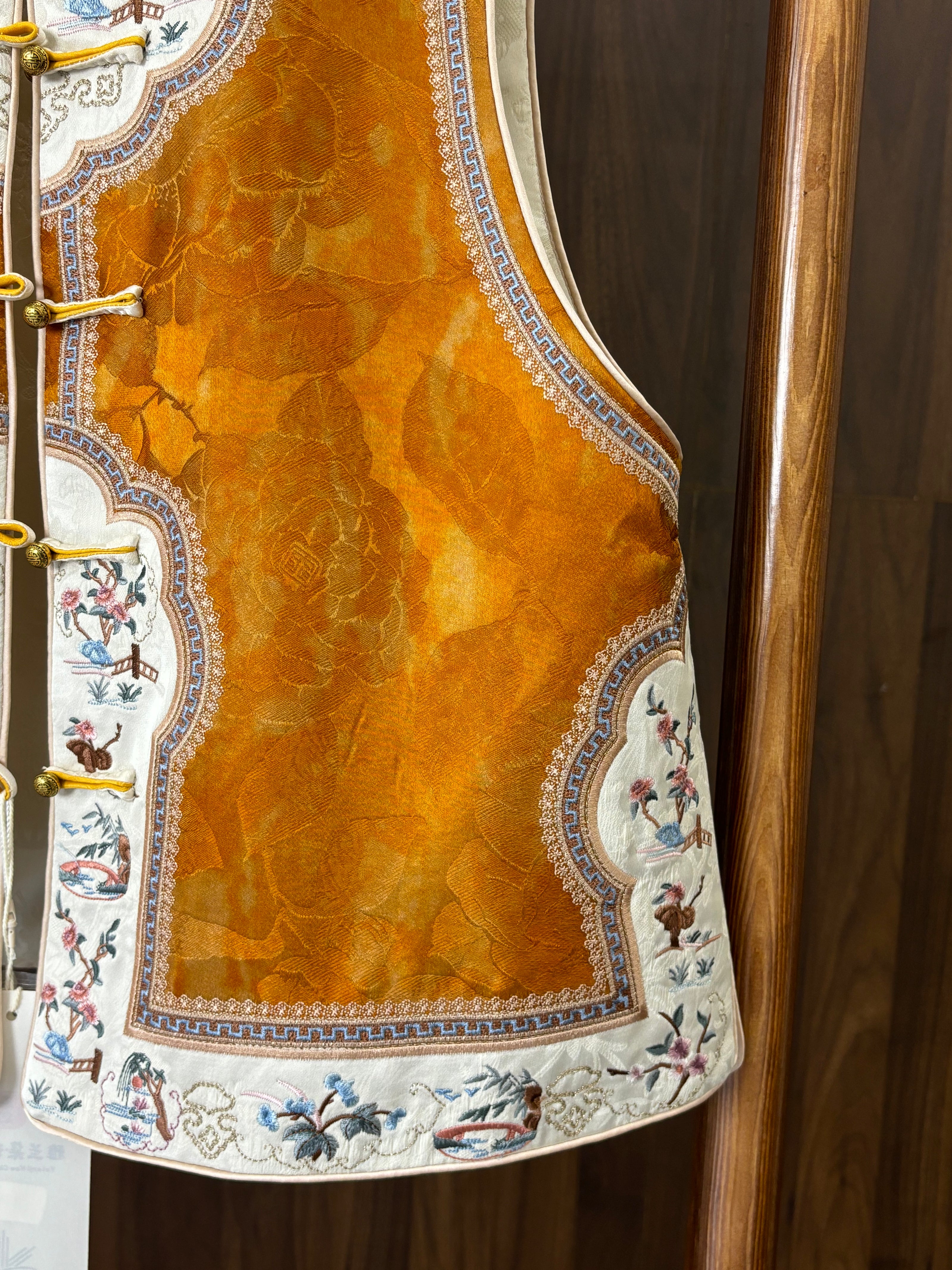 黃色宋錦刺繡雙面穿馬甲 Yellow Songjin Embroidered Reversible Vest - Luxe Orienta CO., LIMITED