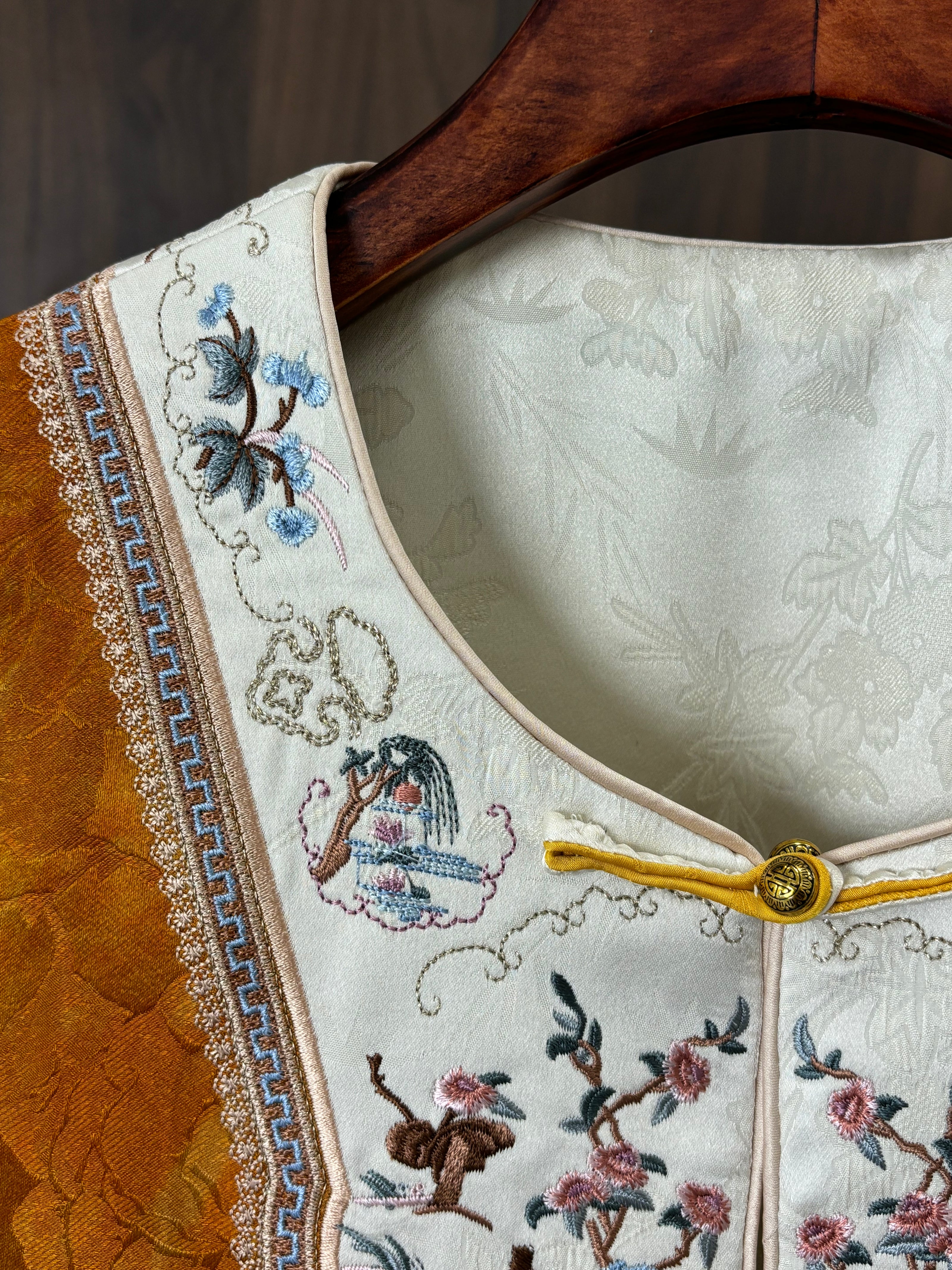 黃色宋錦刺繡雙面穿馬甲 Yellow Songjin Embroidered Reversible Vest - Luxe Orienta CO., LIMITED