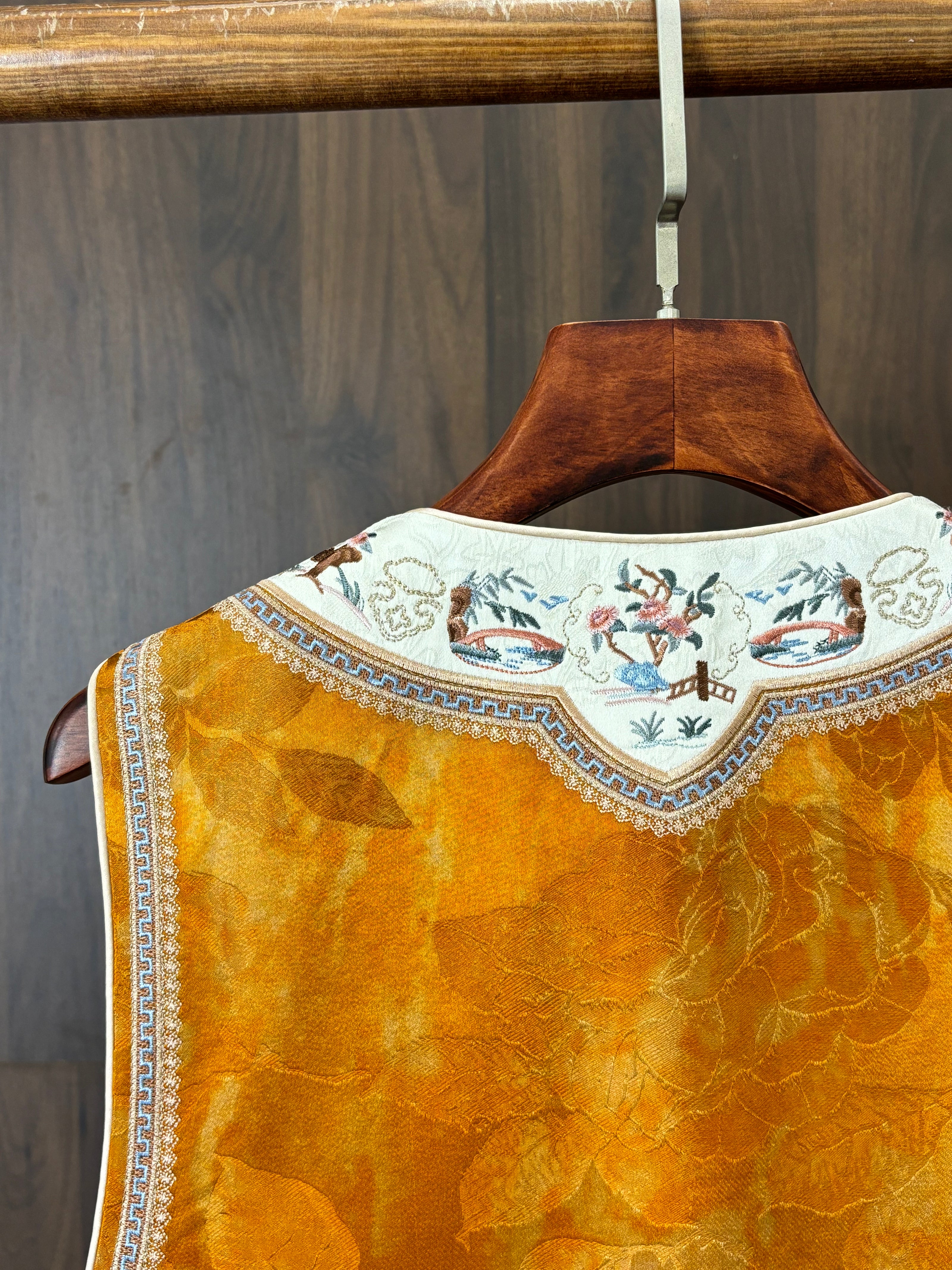 黃色宋錦刺繡雙面穿馬甲 Yellow Songjin Embroidered Reversible Vest - Luxe Orienta CO., LIMITED
