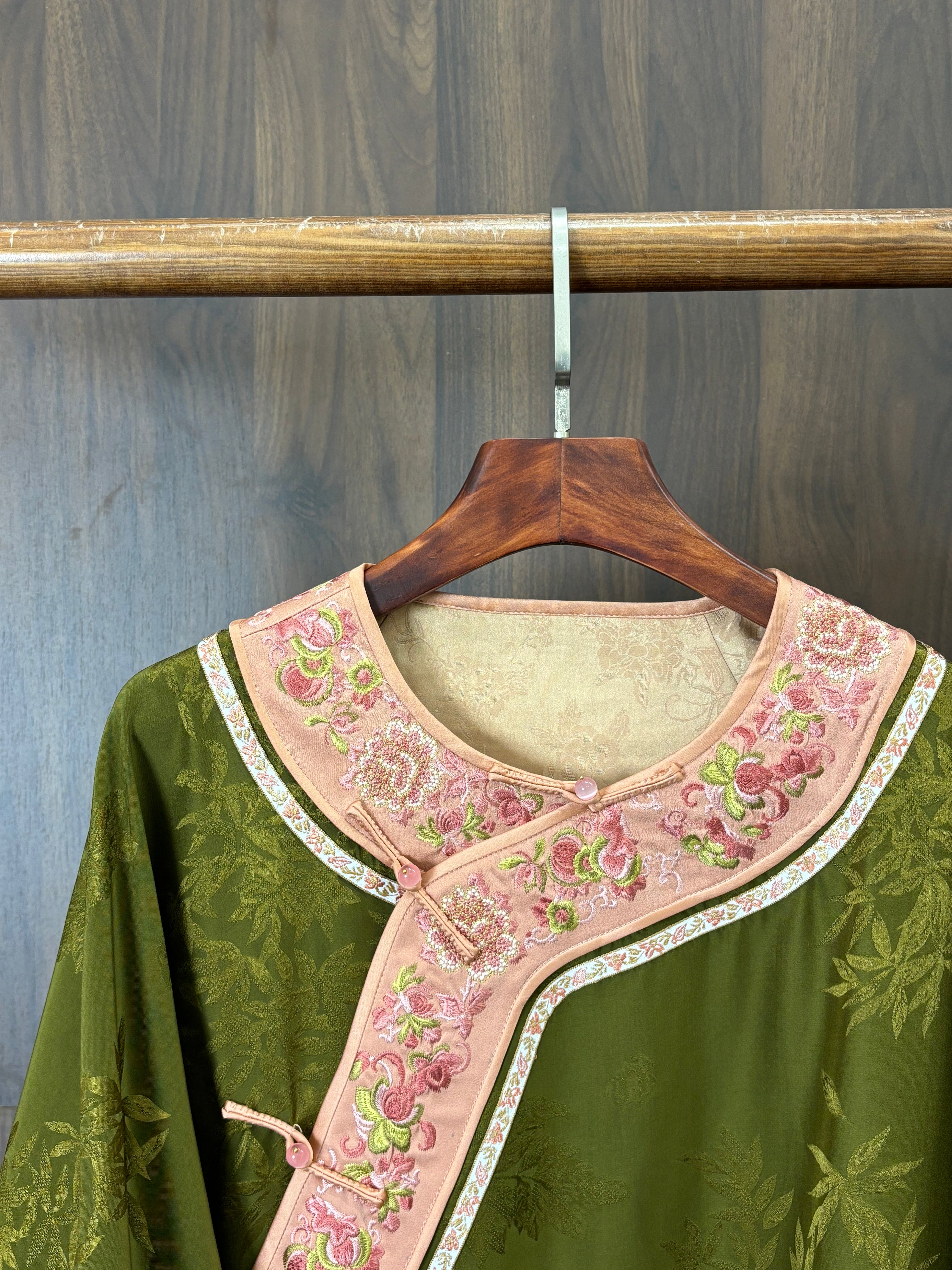 綠色香雲紗手推繡上衣 Green Xiangyunsha Tulle Hand-embroidered Top - Luxe Orienta CO., LIMITED