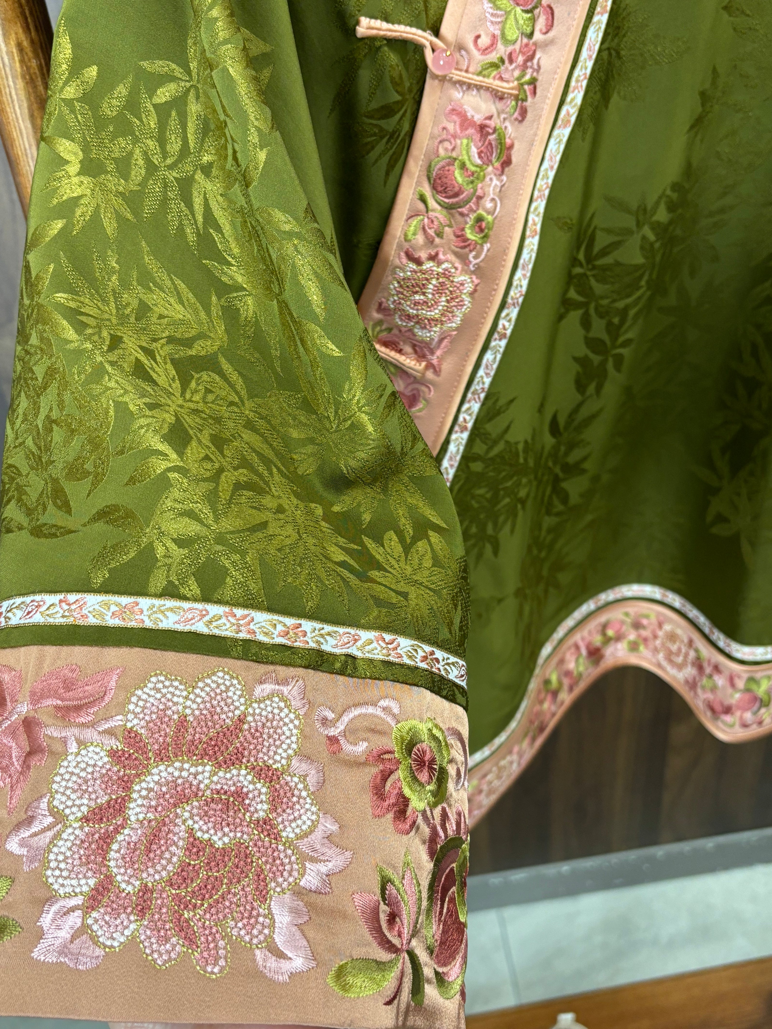 綠色香雲紗手推繡上衣 Green Xiangyunsha Tulle Hand-embroidered Top - Luxe Orienta CO., LIMITED