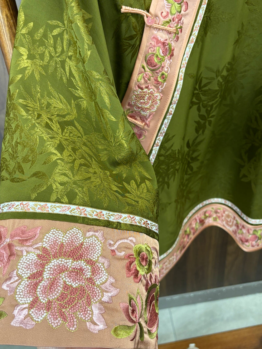 綠色香雲紗手推繡上衣 Green Xiangyunsha Tulle Hand-embroidered Top - Luxe Orienta CO., LIMITED