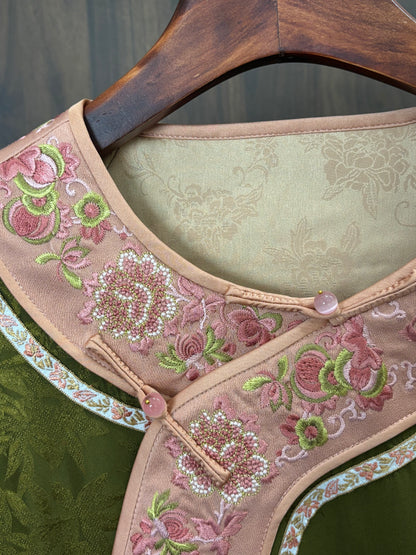 綠色香雲紗手推繡上衣 Green Xiangyunsha Tulle Hand-embroidered Top - Luxe Orienta CO., LIMITED