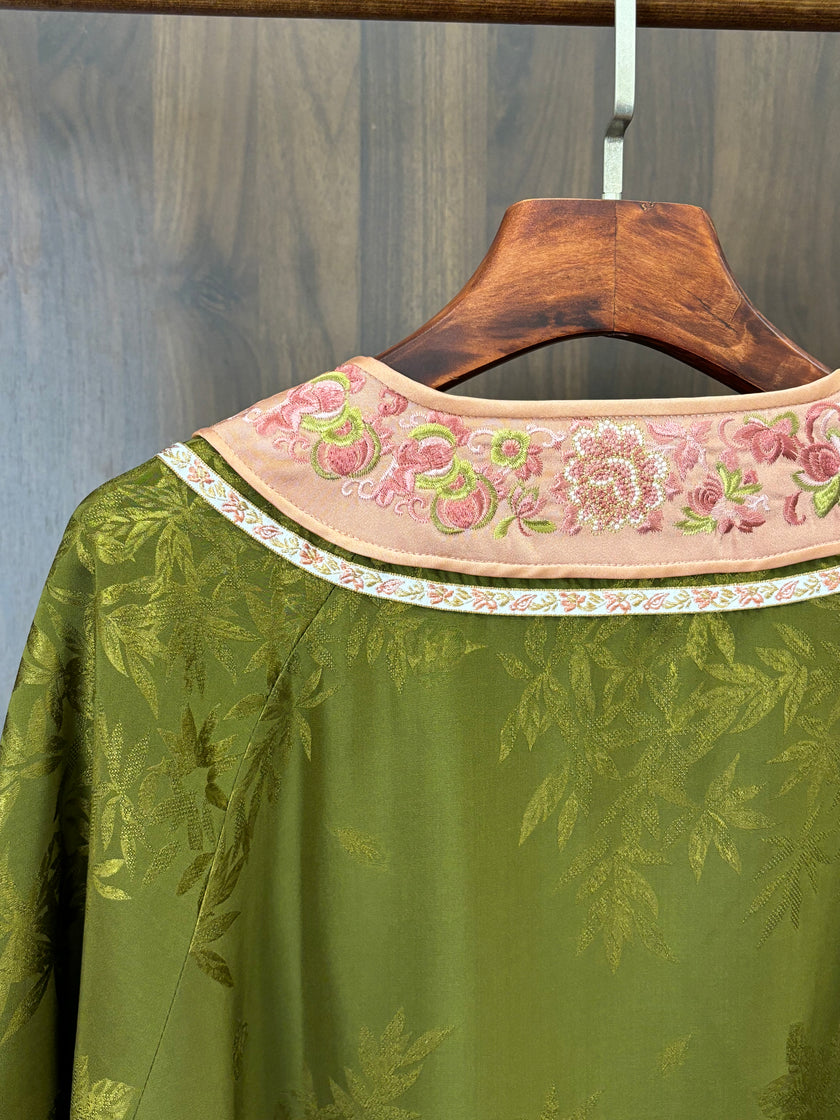 綠色香雲紗手推繡上衣 Green Xiangyunsha Tulle Hand-embroidered Top - Luxe Orienta CO., LIMITED