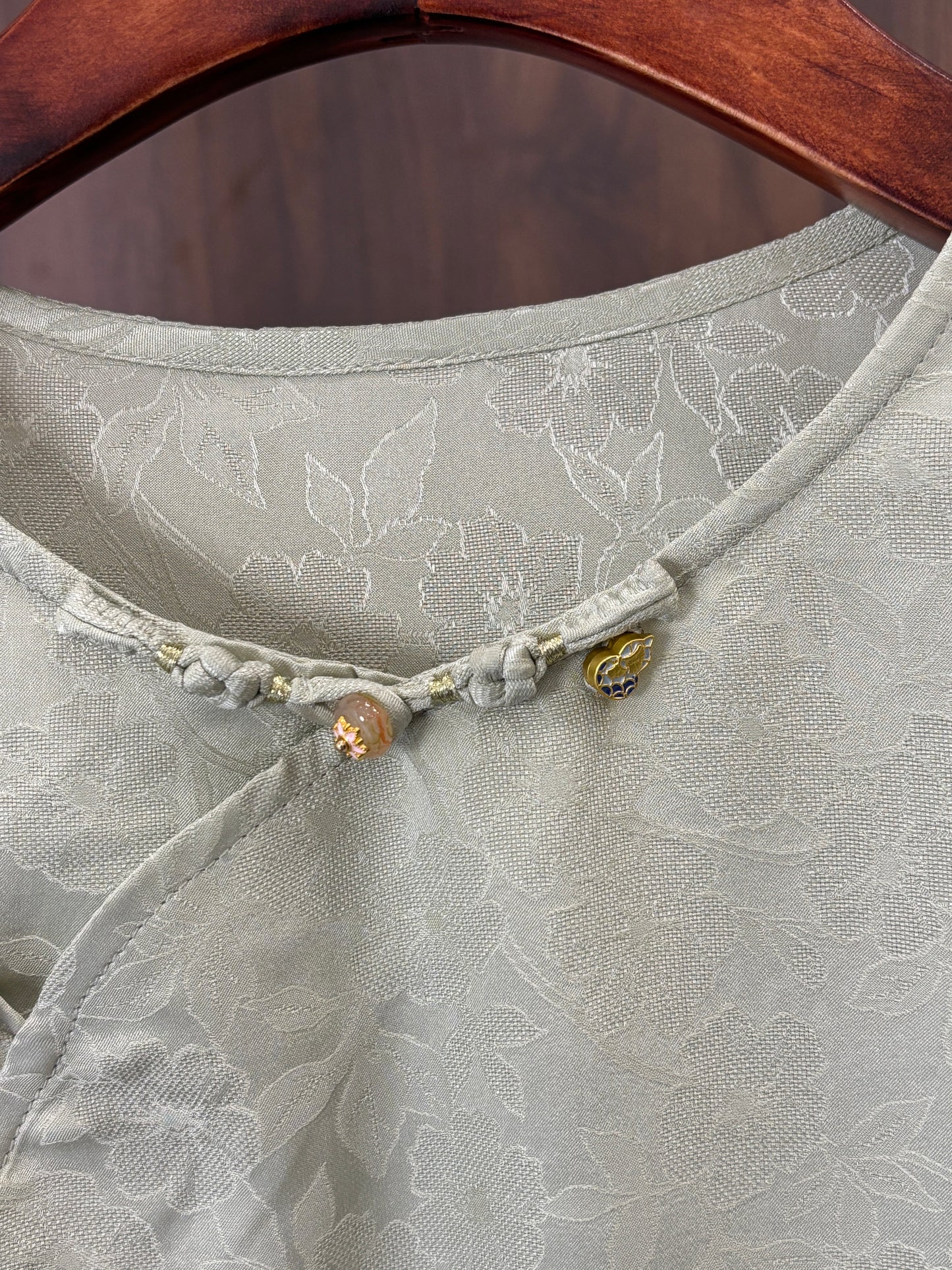 米色桑蠶絲花羅上衣 Beige Silk Floral Luo Top - Luxe Orienta CO., LIMITED