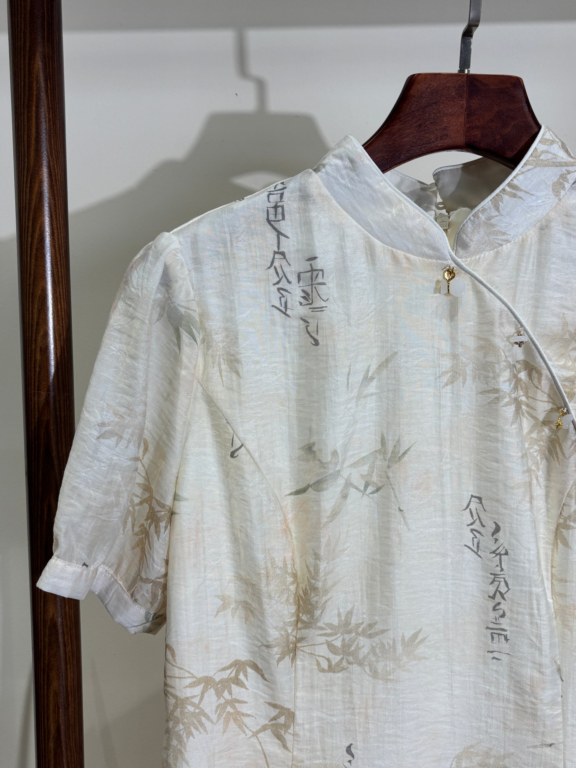 白色竹葉印花改良版旗袍 White Bamboo Print Modern Qipao - Luxe Orienta CO., LIMITED