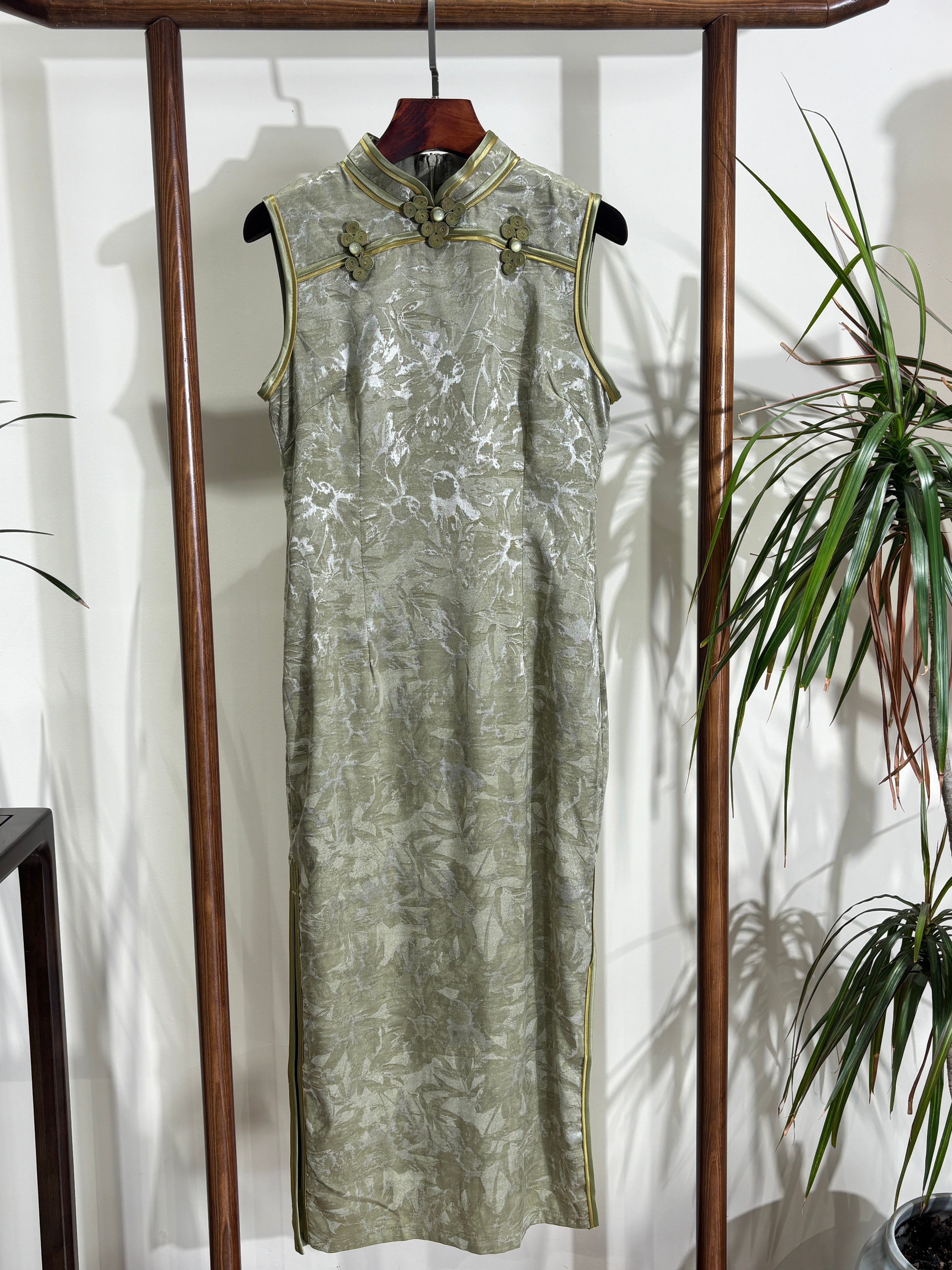 綠色無袖旗袍 Green Sleeveless Qipao - Luxe Orienta CO., LIMITED