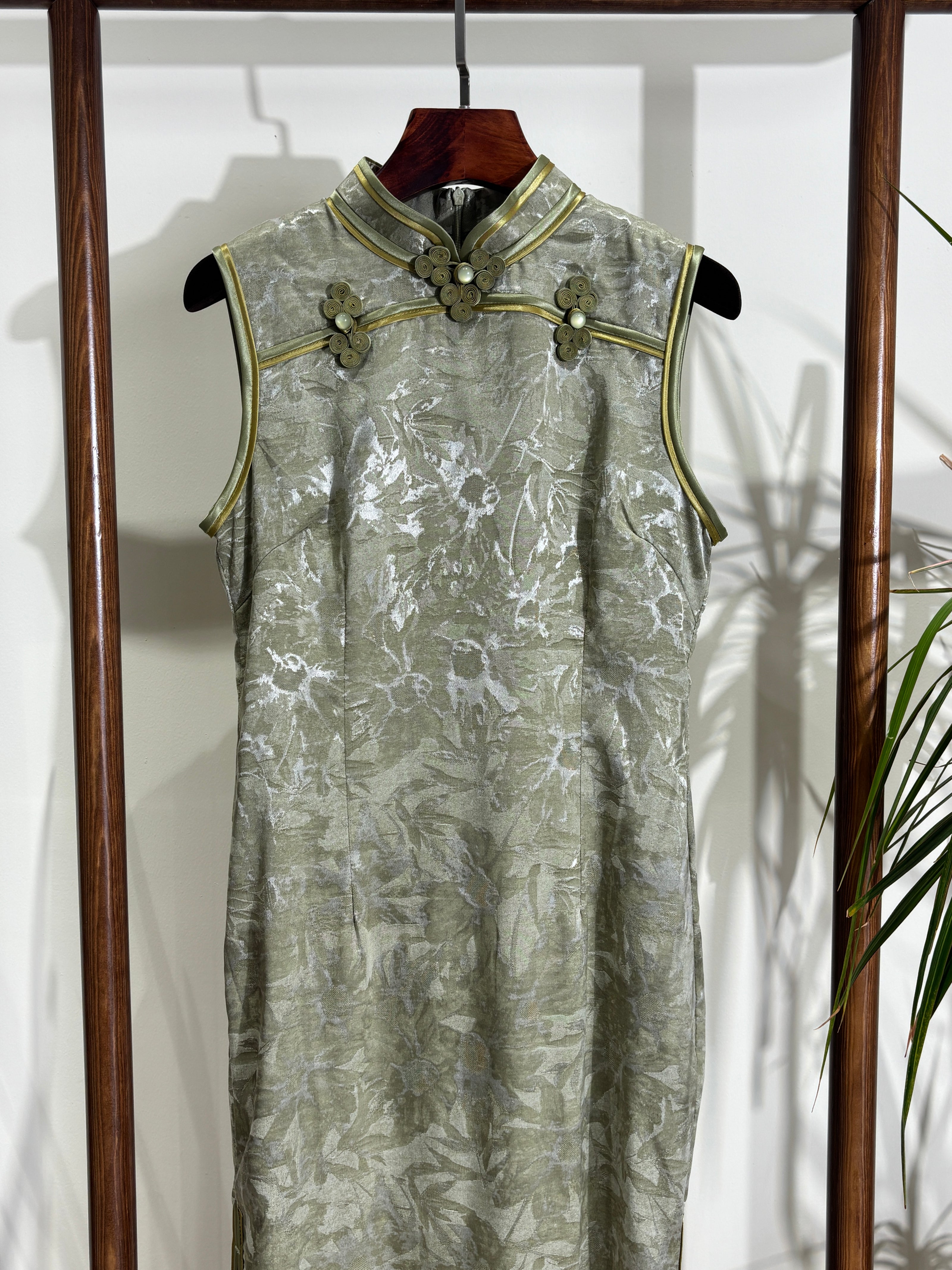 綠色無袖旗袍 Green Sleeveless Qipao - Luxe Orienta CO., LIMITED
