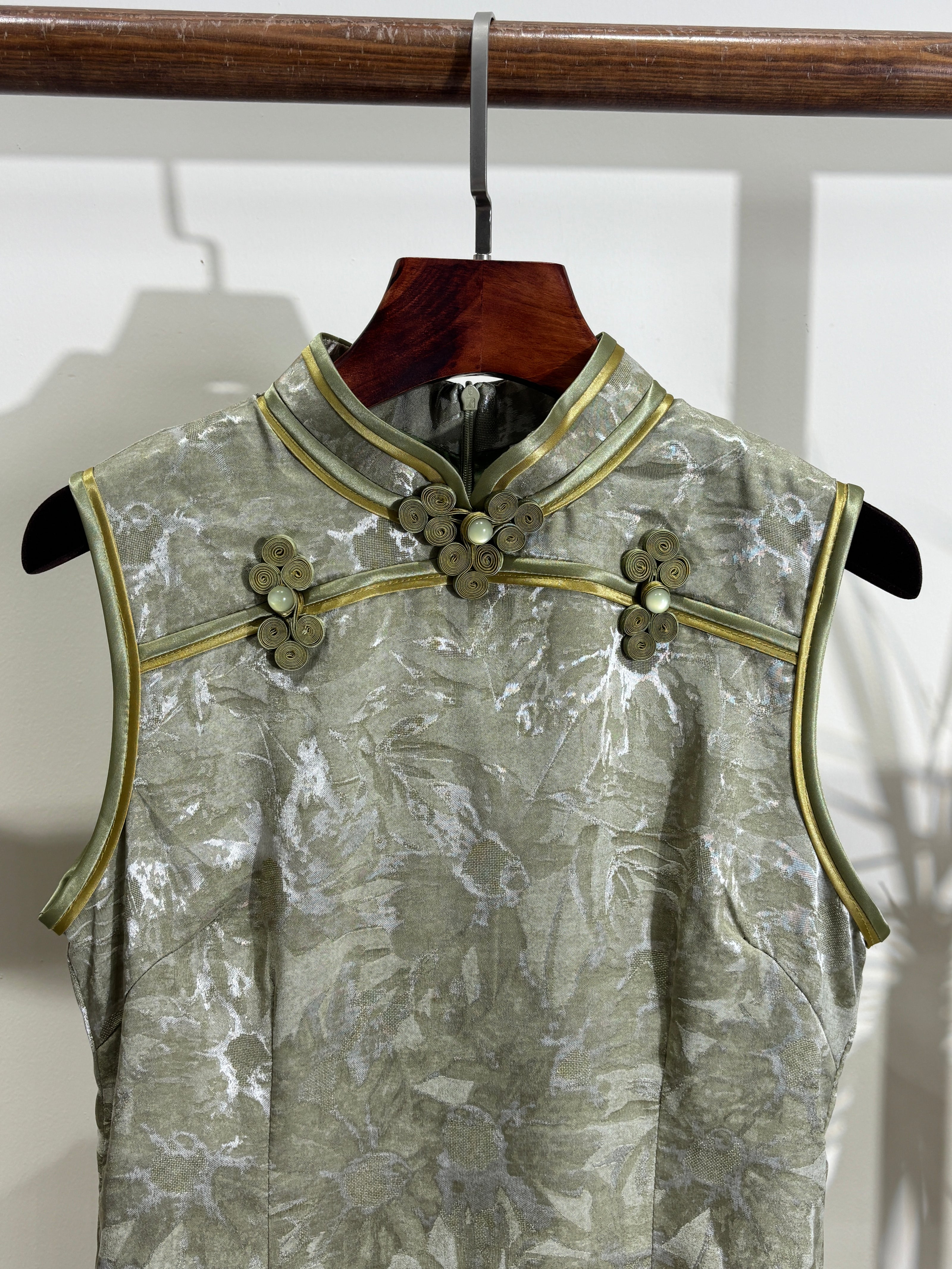 綠色無袖旗袍 Green Sleeveless Qipao - Luxe Orienta CO., LIMITED