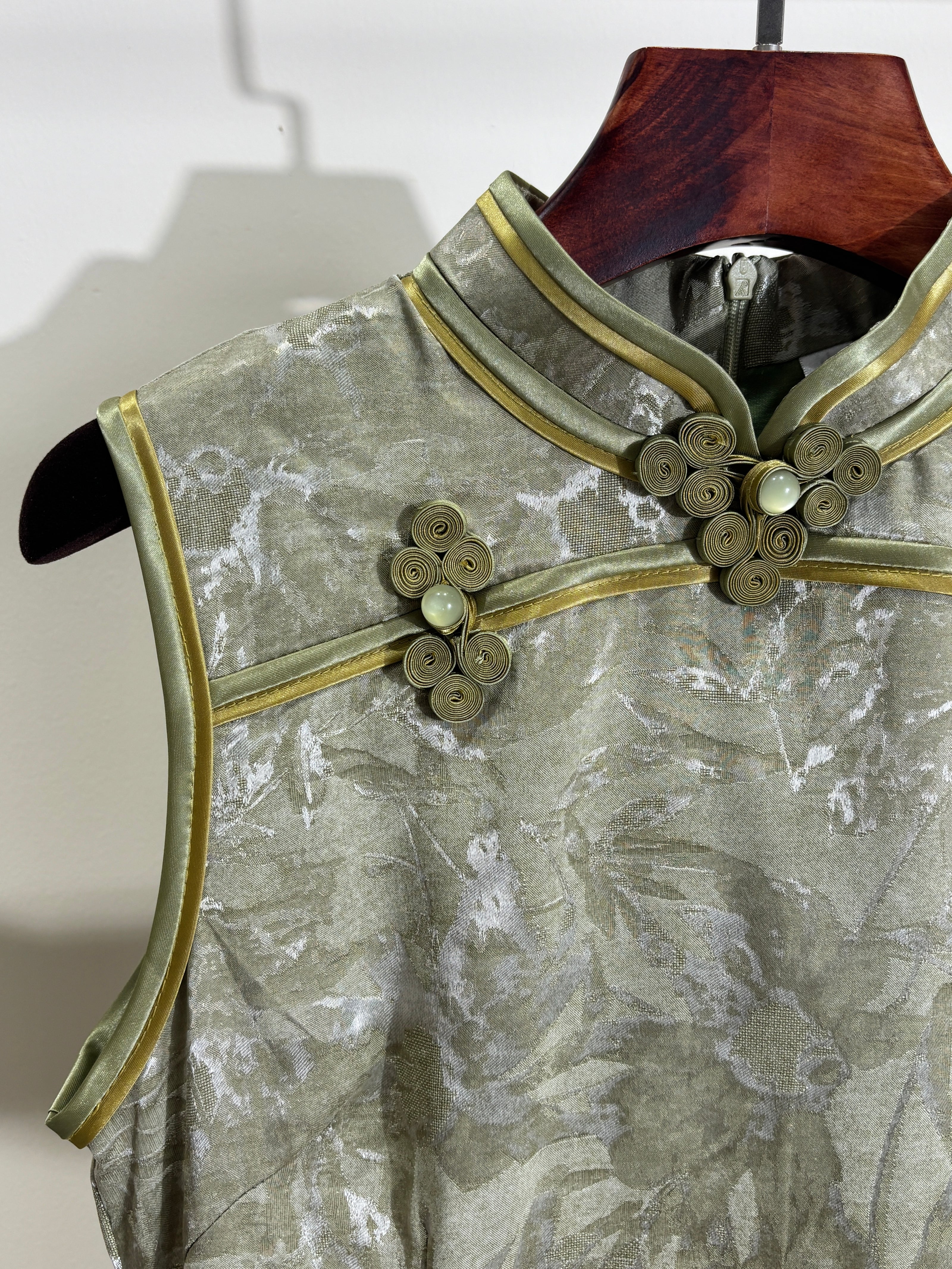 綠色無袖旗袍 Green Sleeveless Qipao - Luxe Orienta CO., LIMITED