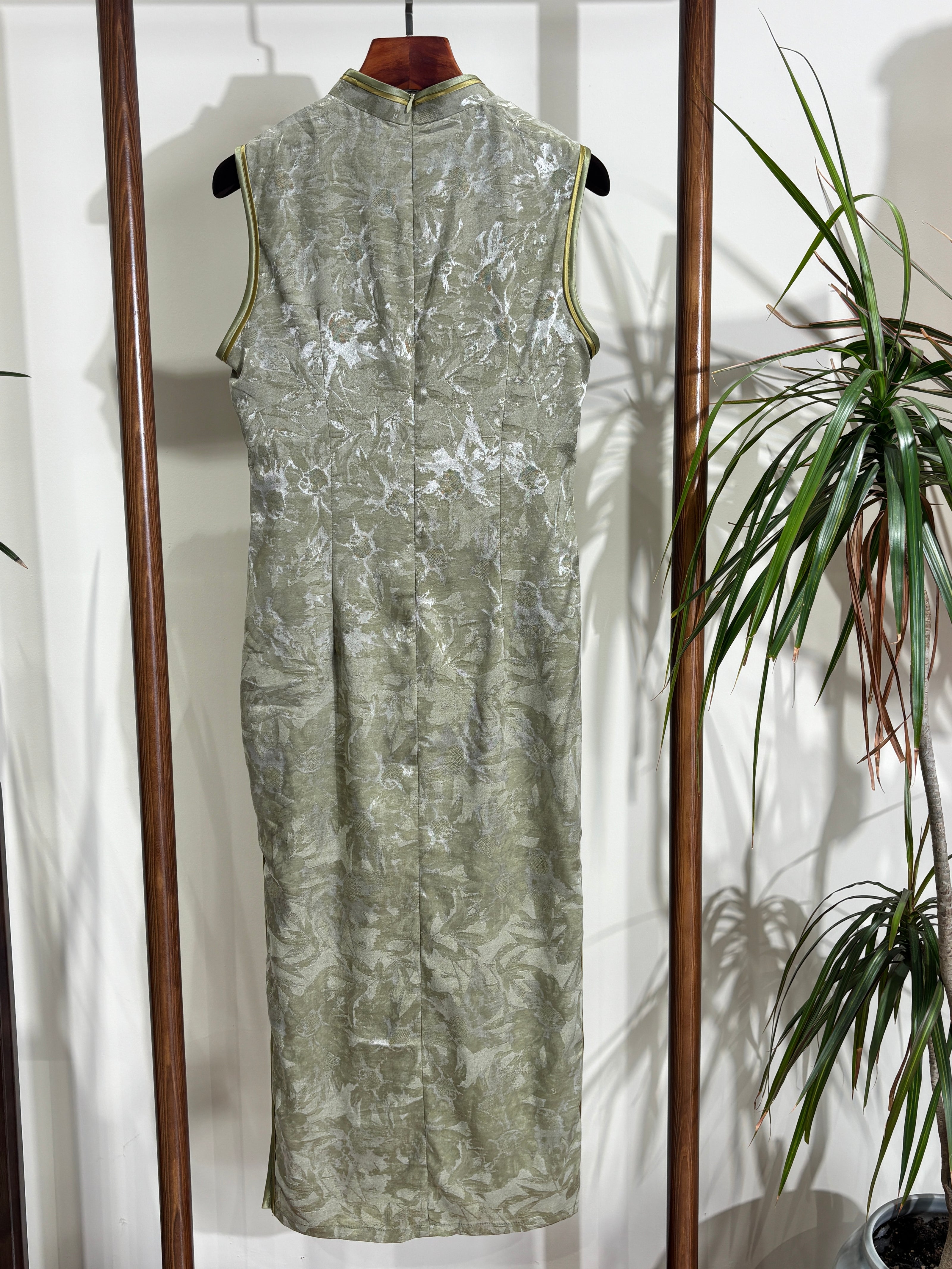 綠色無袖旗袍 Green Sleeveless Qipao - Luxe Orienta CO., LIMITED