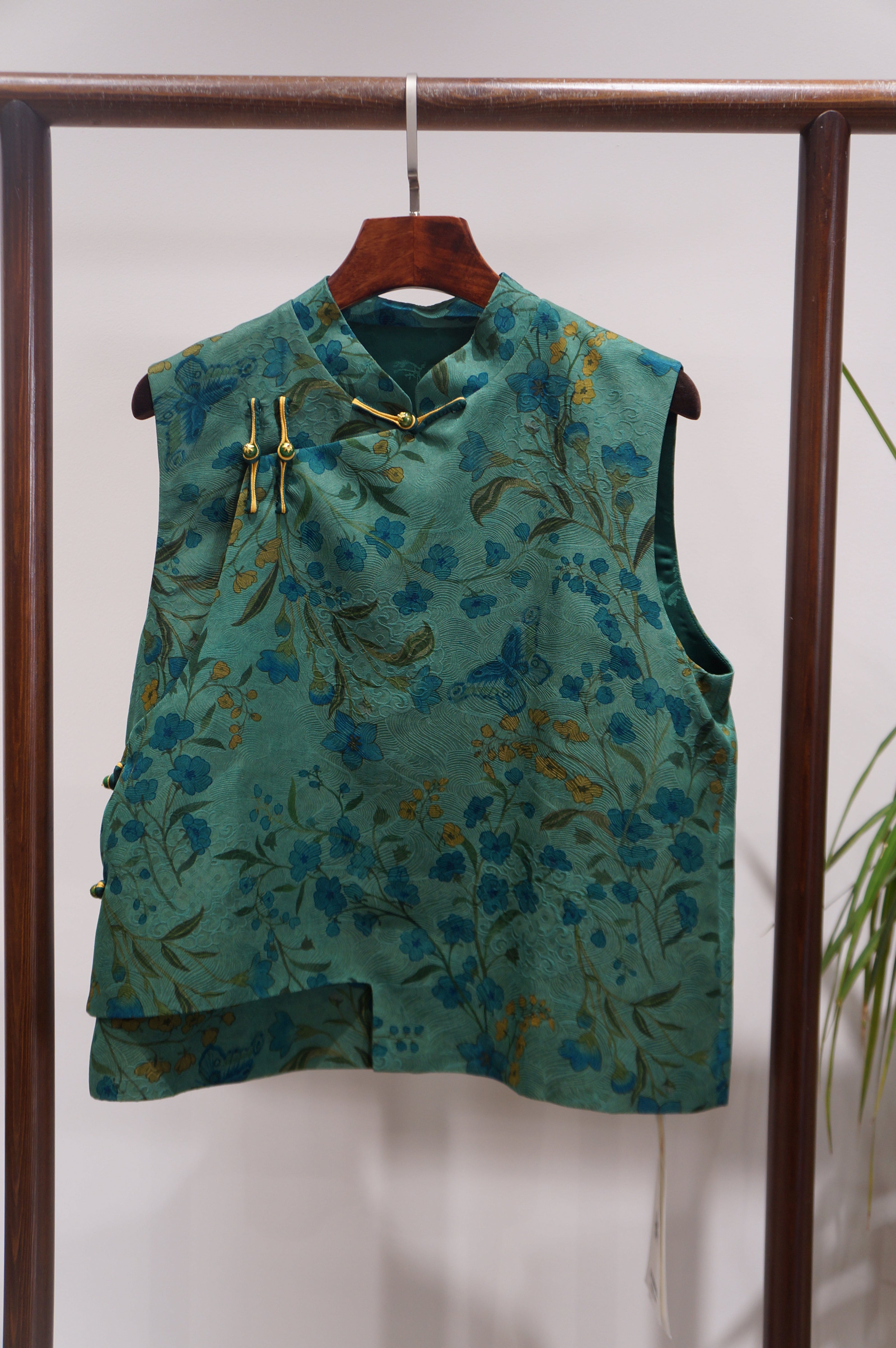 Green Mulberry Silk Vest | Modern Chinese Sophistication - Luxe Orienta CO., LIMITED