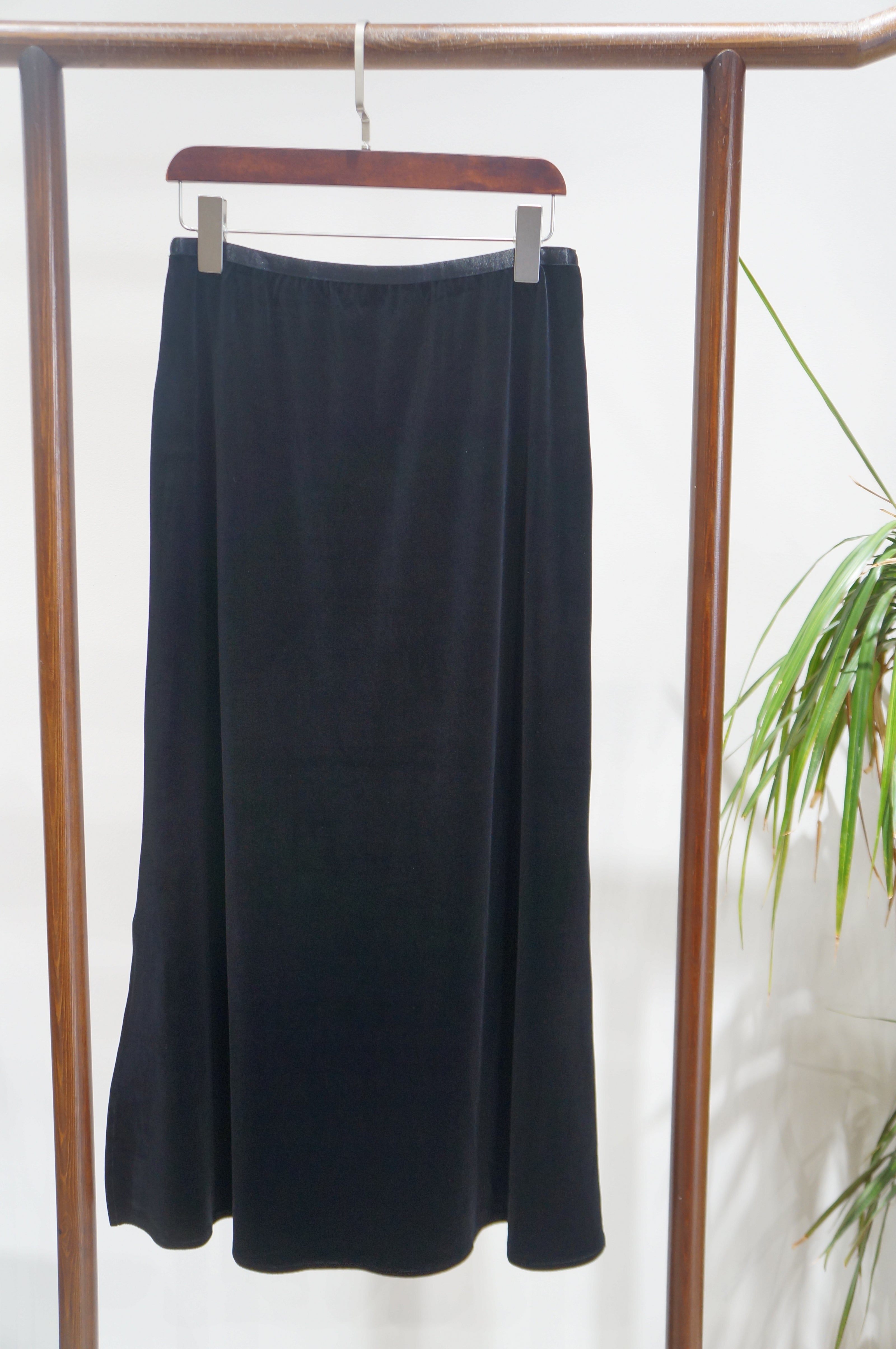 Black Velvet Midi Skirt | Elegant Modern Chinese Style - Luxe Orienta CO., LIMITED