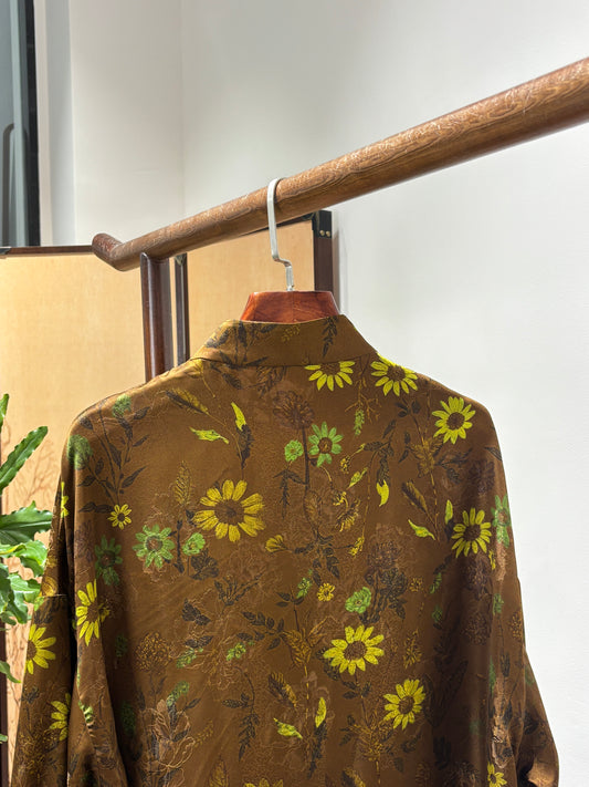 Xiangyunsha Daisy Blouse – Modern Elegance with Cultural Heritage