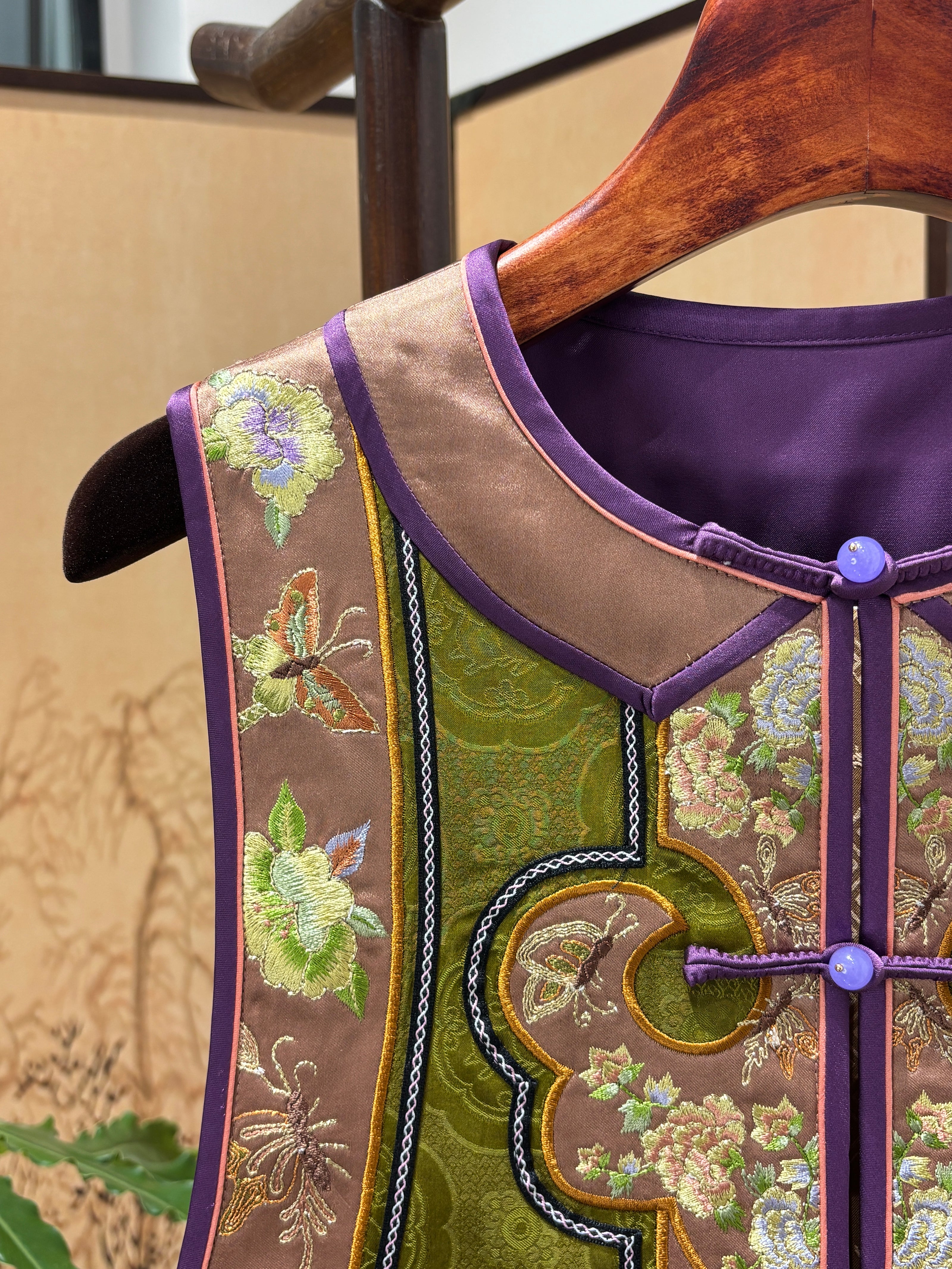 Green Heritage Xiangyunsha Embroidered Vest | Luxe Orienta Modern Chinese Luxury Vest - Luxe Orienta CO., LIMITED